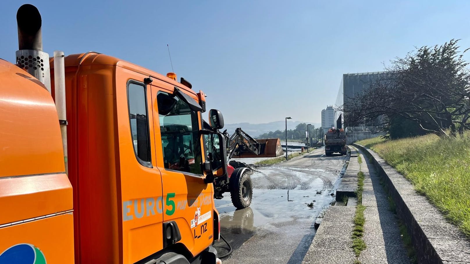 Die Arbeiter der Stadt hatten alle Hände voll zu tun.