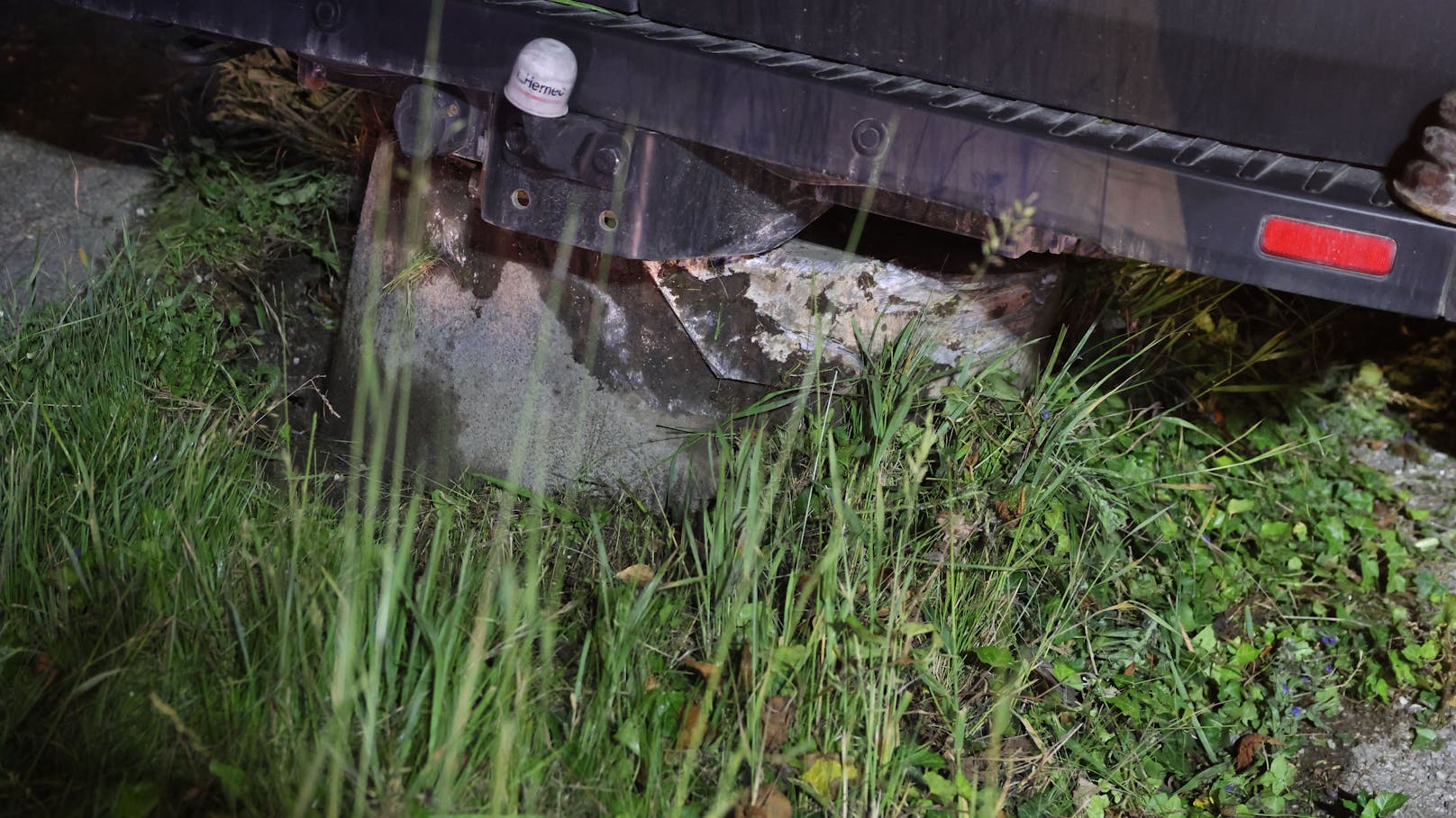 In Edt bei Lambach (Bezirk Wels-Land) hat am späten Dienstagabend ein Autolenker die Kontrolle über seinen Kleintransporter verloren und kam von der Straße ab.