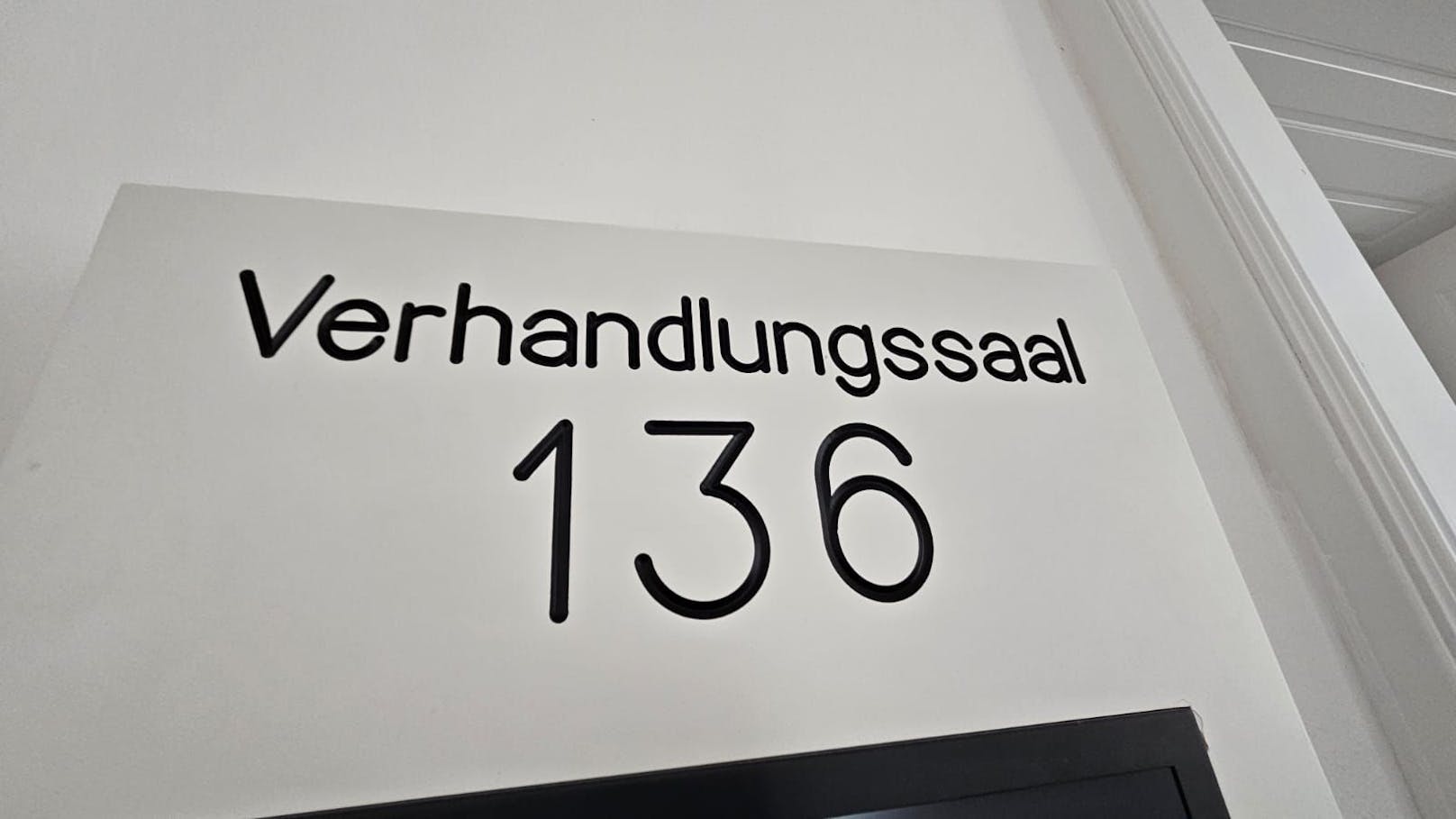 Im Verhandlungssaal 136 des Linzer Landesgerichts stellten sich die vier Burschen den Vorwürfen.