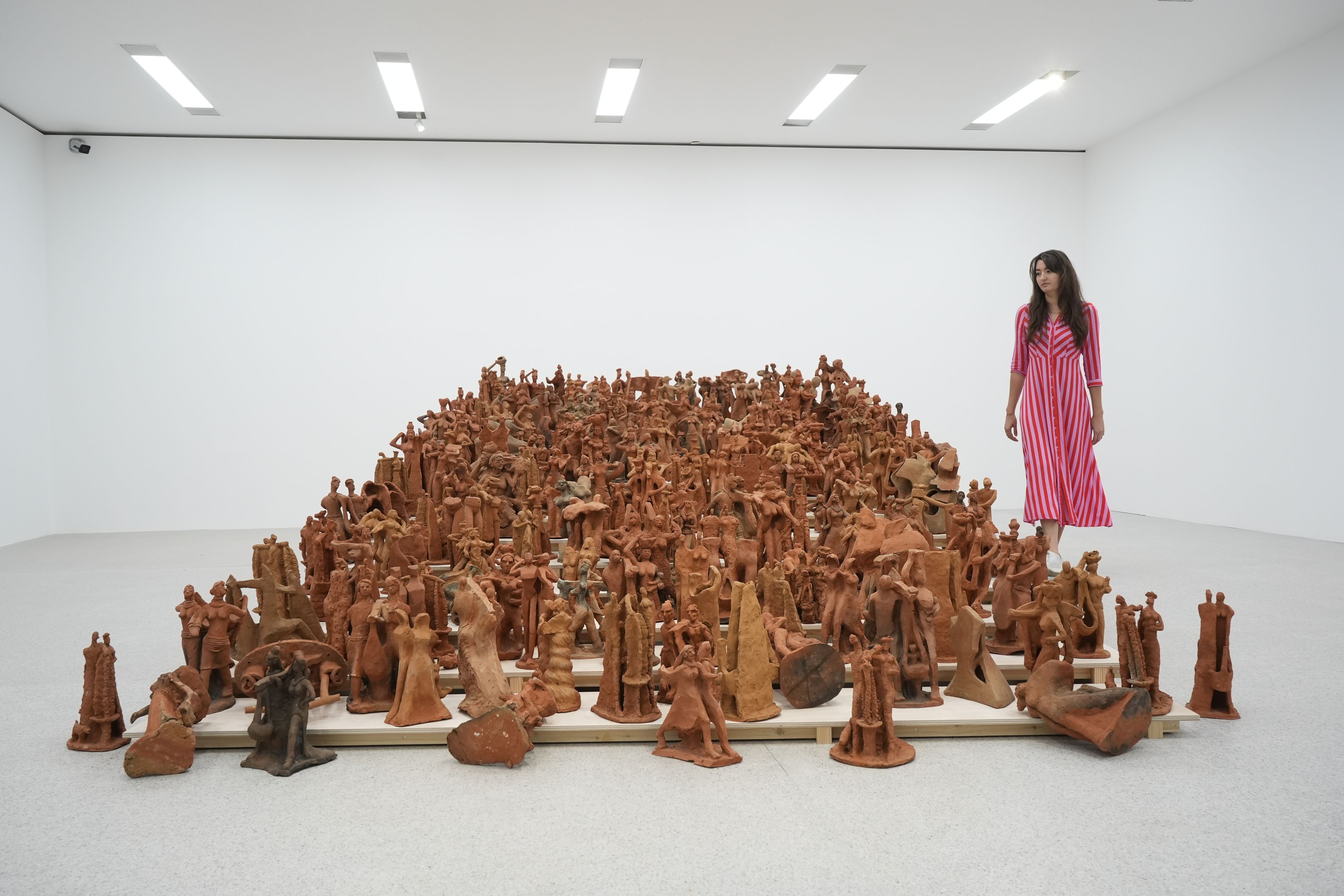 220 Terrakottaskulpturen umfasst die Werkguppe 