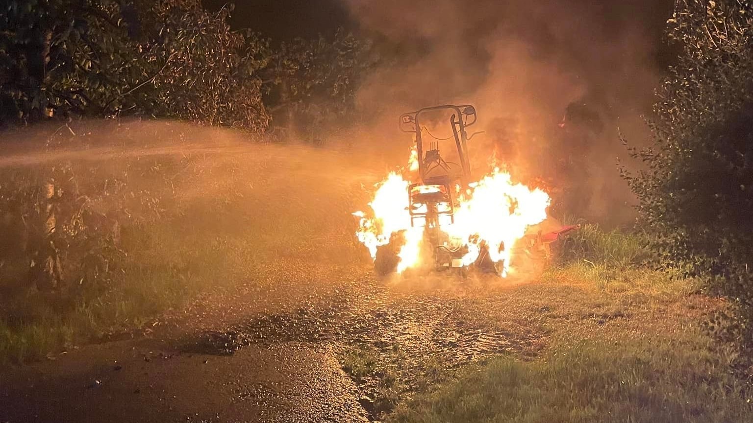 Heute.at - Traktor geht auf Obstanlage plötzlich in Flammen auf