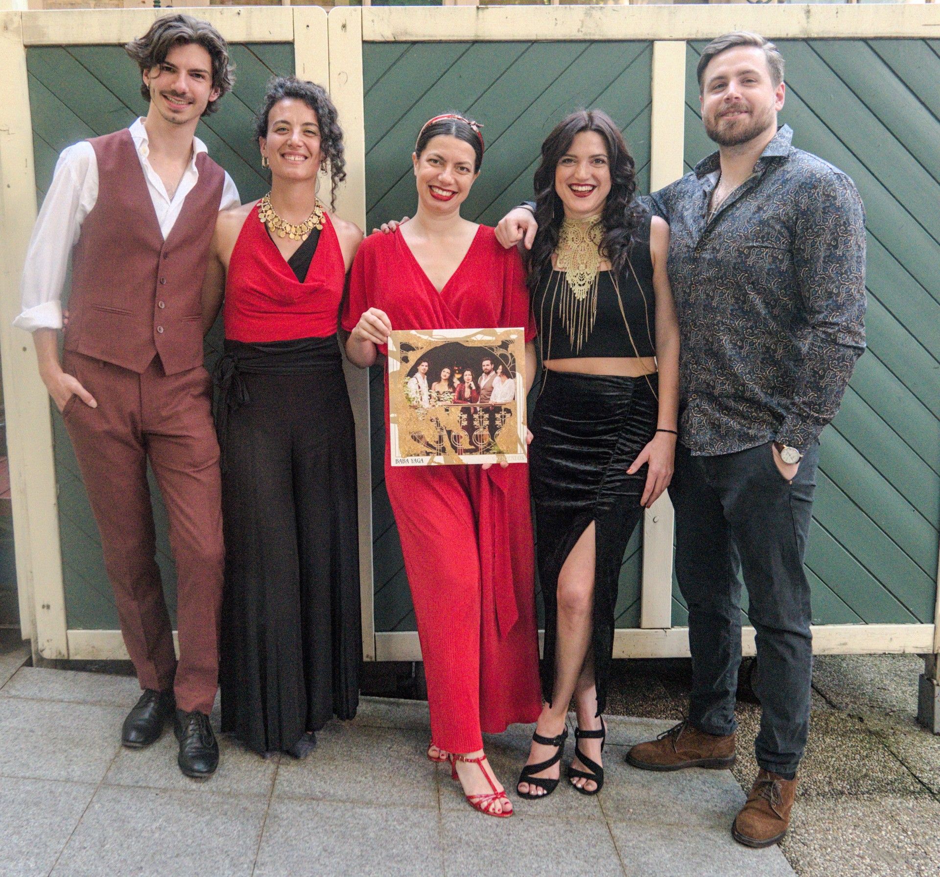 Die Band BABA YAGA freut sich über die zahlreichen und vor allem tanzenden Besucher bei ihrer Album-Präsentation.