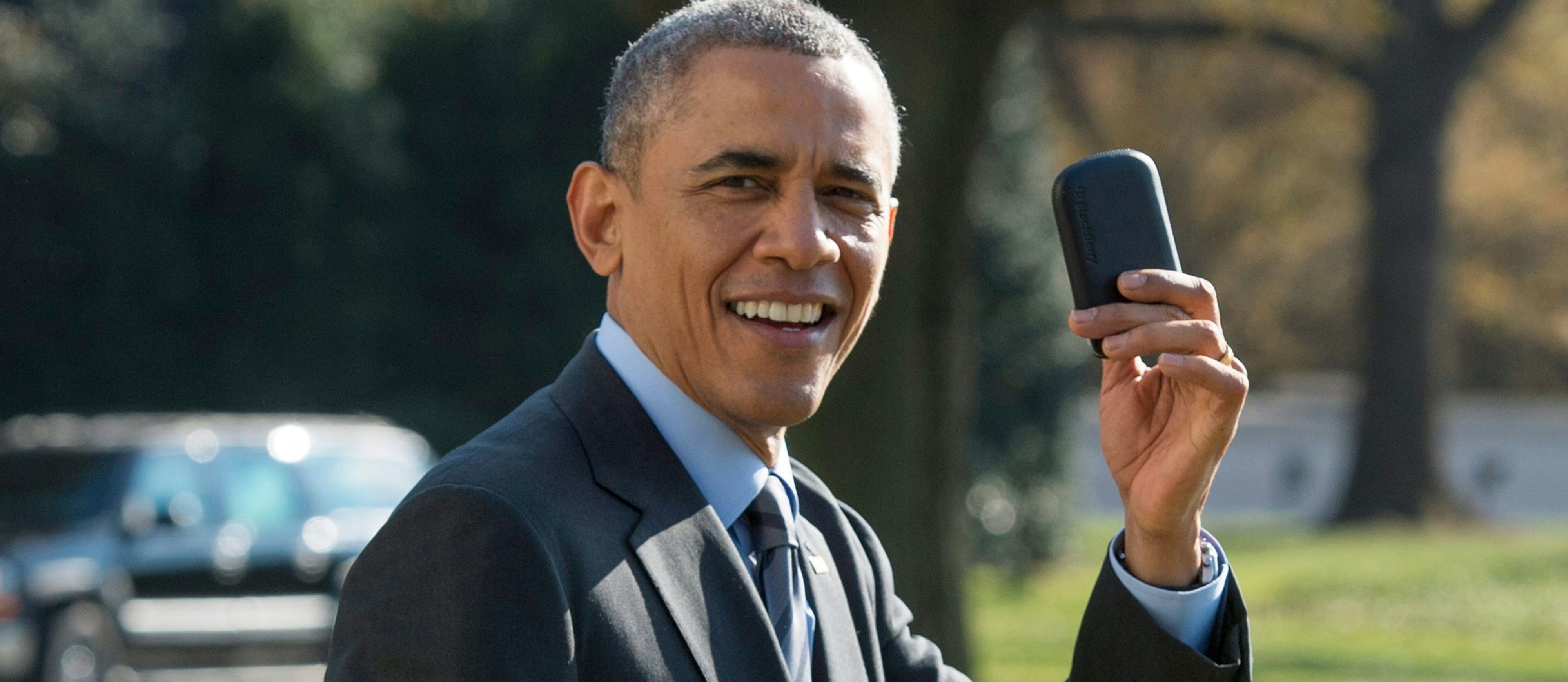Barack Obama mit seinem BlackBerry im November 2014: Der frühere US-Präsident nutzte das Gerät selbst dann noch, als es längst als technisch veraltet galt – nicht zuletzt wegen der Sicherheits-Features, die der BlackBerry zuließ