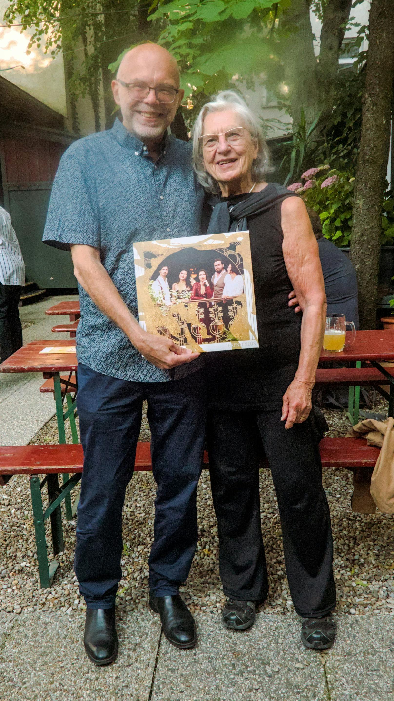 Promoterin Heidi Spatzek und Musikproduzent Mario Rossori mit der Vynil-Ausgabe des neuen Albums "grenzenlos".