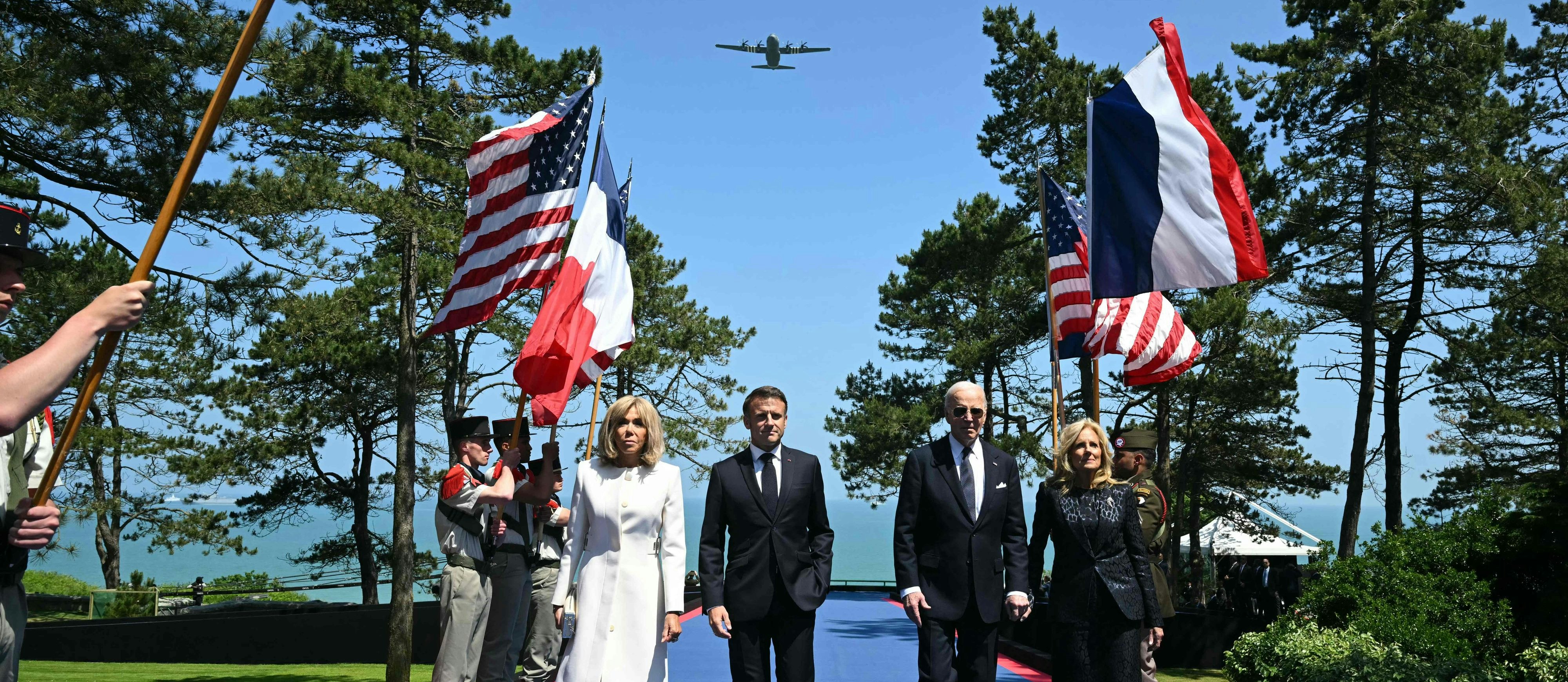 Douglas C-47-Maschinen fliegen über die Köpfe von Joe Biden, Jill Biden, Emmanuel Macron und Brigitte Macron 