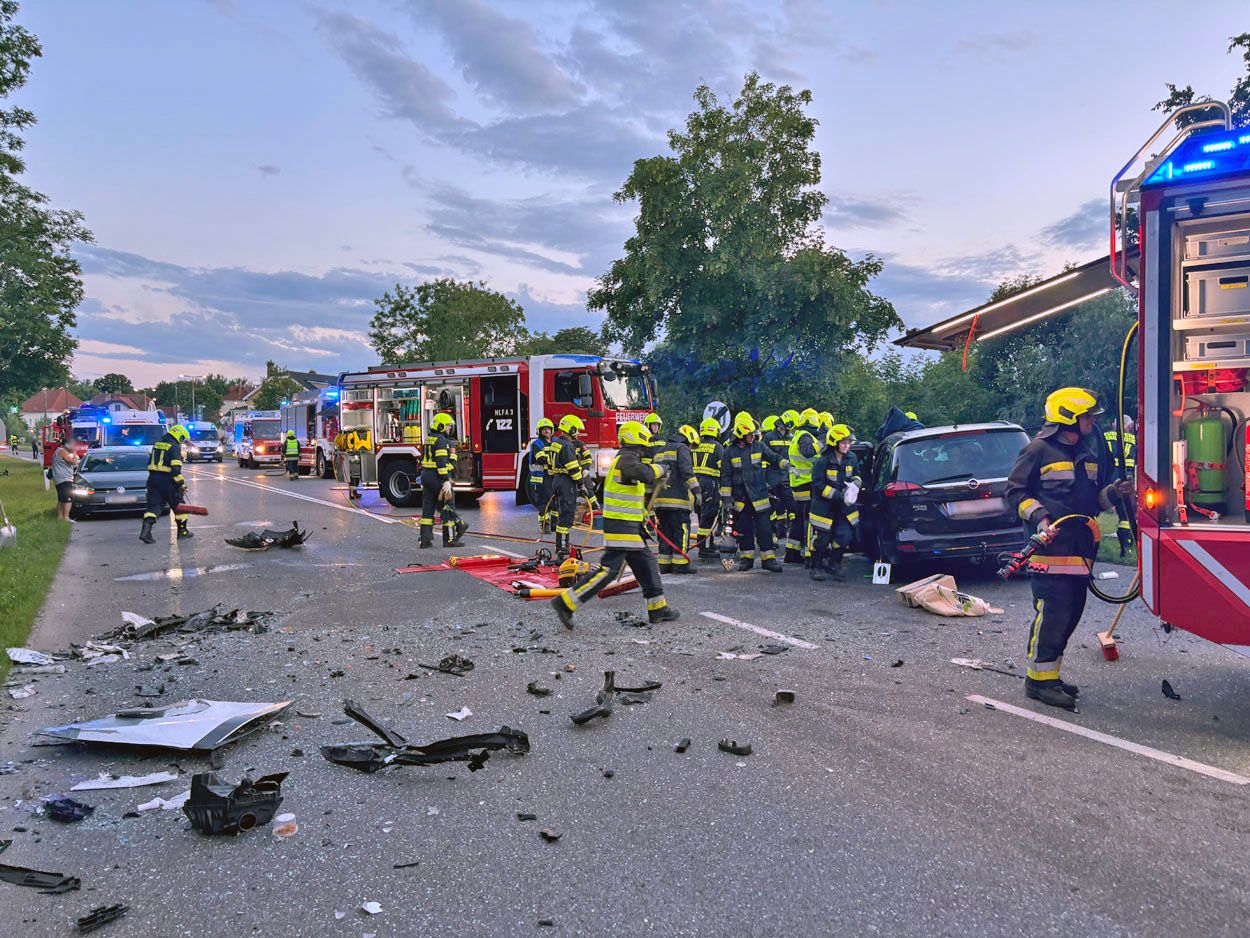 Ein Pkw kollidierte mit einem Linienbus. Die Autofahrerin wurde in ihrem Fahrzeug eingeklemmt
