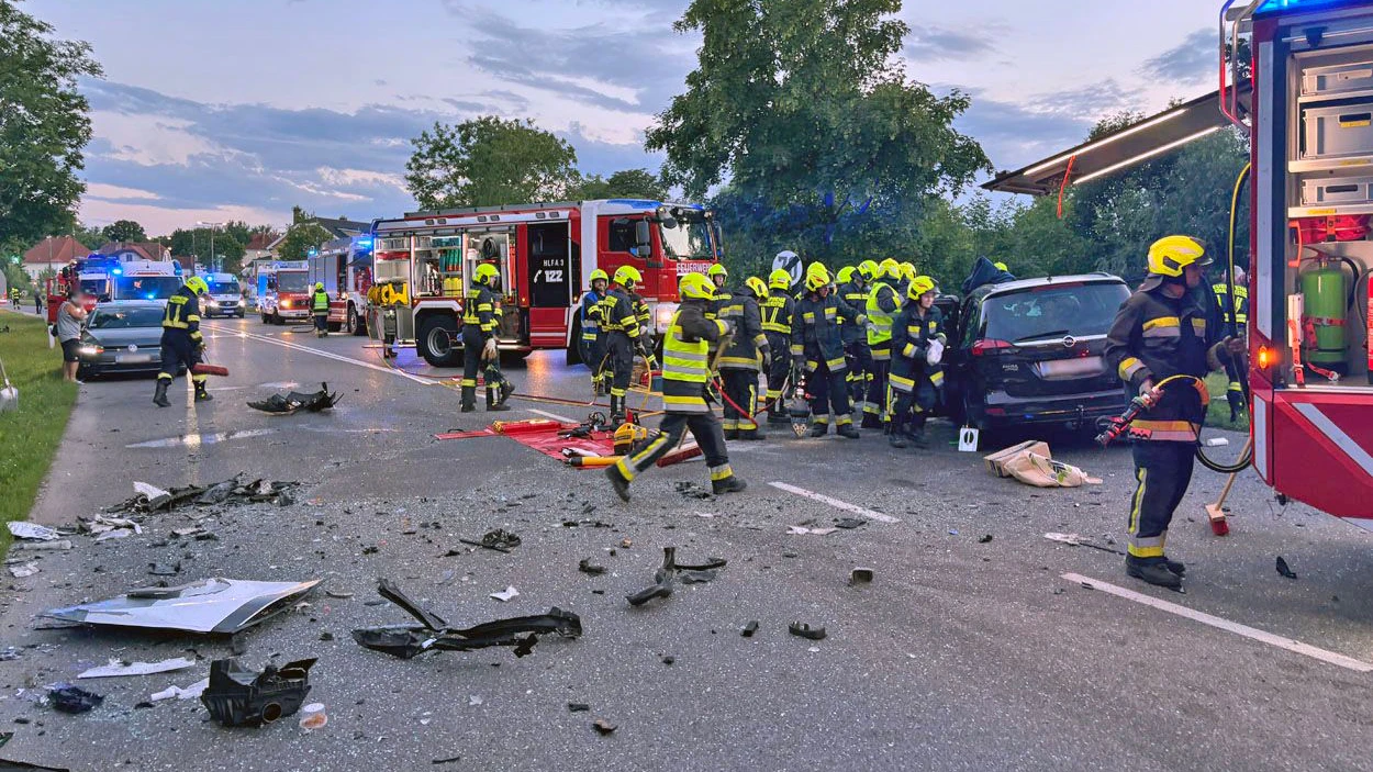 Ein Pkw kolidierte mit einem Linienbus. Die Autofahrerin wurde in ihrem Fahrzeug eingeklemmt