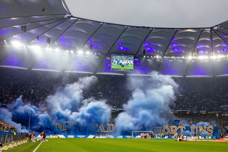 Das Stadion im Norden Deutschlands hat ein Fassungsvermögen von 50.215 Plätzen. Hier wurde eines, der nur zwei Aufeinandertreffen zwischen der BRD und der DDR ausgetragen. Westdeutschland verlor damals mit 0:1.