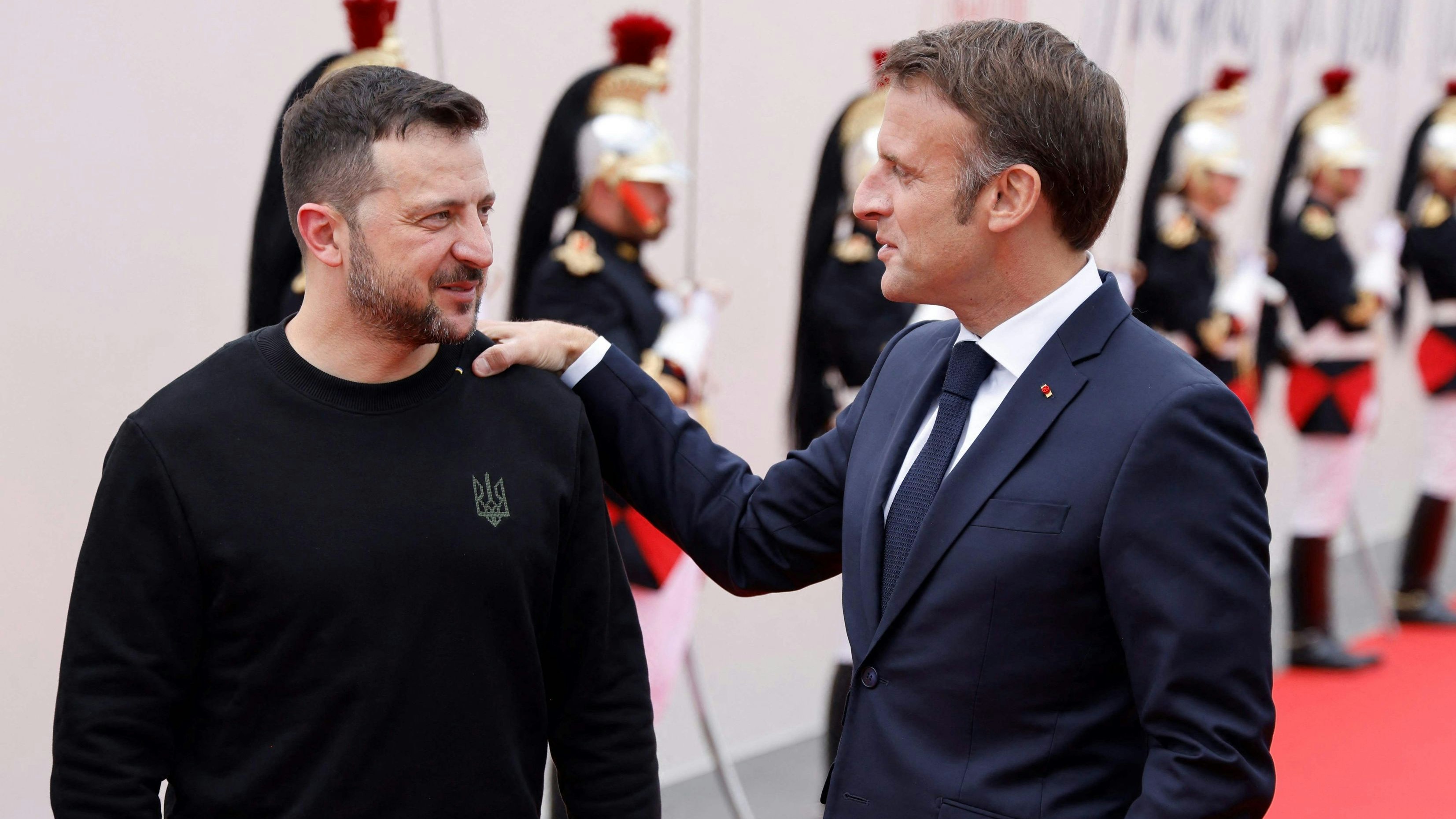 Wolodimir Selenski und Emmanuel Macron, die Präsidenten der Ukraine und Frankreichs bei den Feierlichkeiten zum 80. Jahrestags des D-Days in Saint-Laurent-sur-Mer, Frankreich.