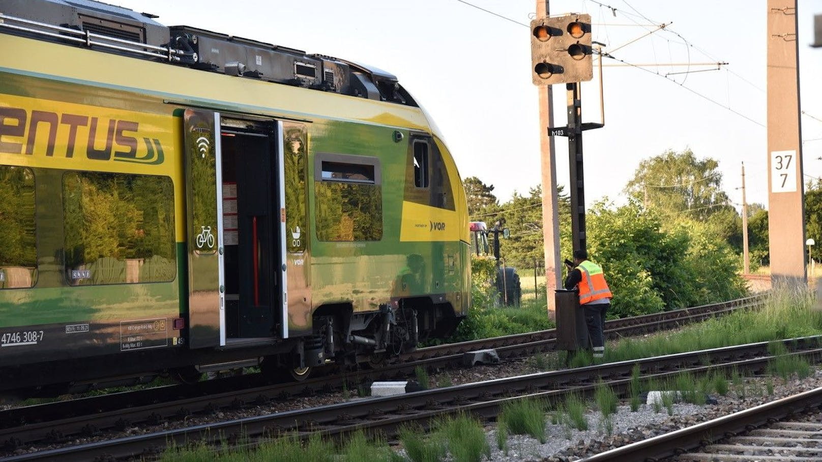 Zug entgleist: 55 Personen in Sicherheit gebracht