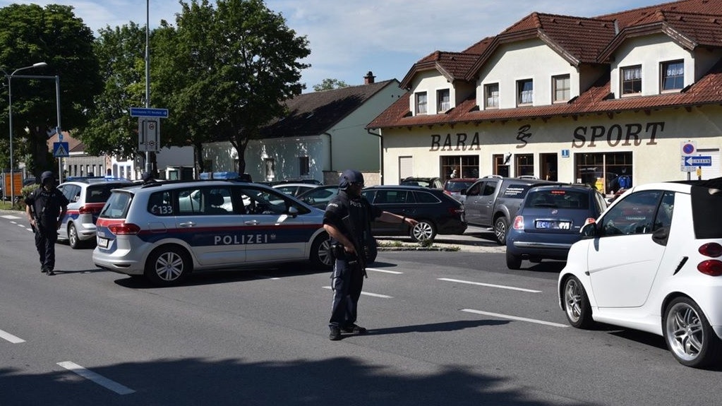 Heute.at - Bewaffneter Überfall auf Firma – Polizei im Großeinsatz