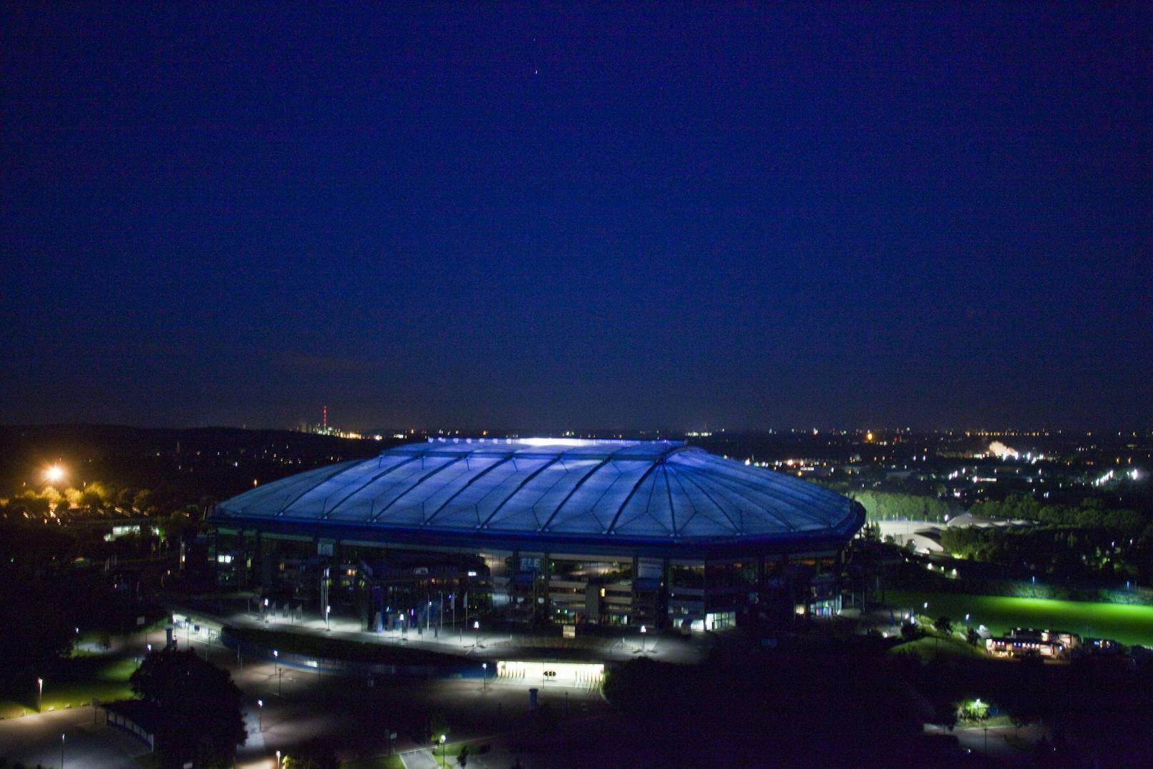 <strong>Arena AufSchalke:</strong> Seit 2001 bestreitet der FC Schalke 04 seine Heimspiele in der Arena AufSchalke. Das Multifunktionsstadion hat ein schließbares Dach und einen verschiebbaren Rasen. Daher ist es nicht nur Austragungsort für Fußballspiele, sondern auch für Konzerte und Opernaufführungen.