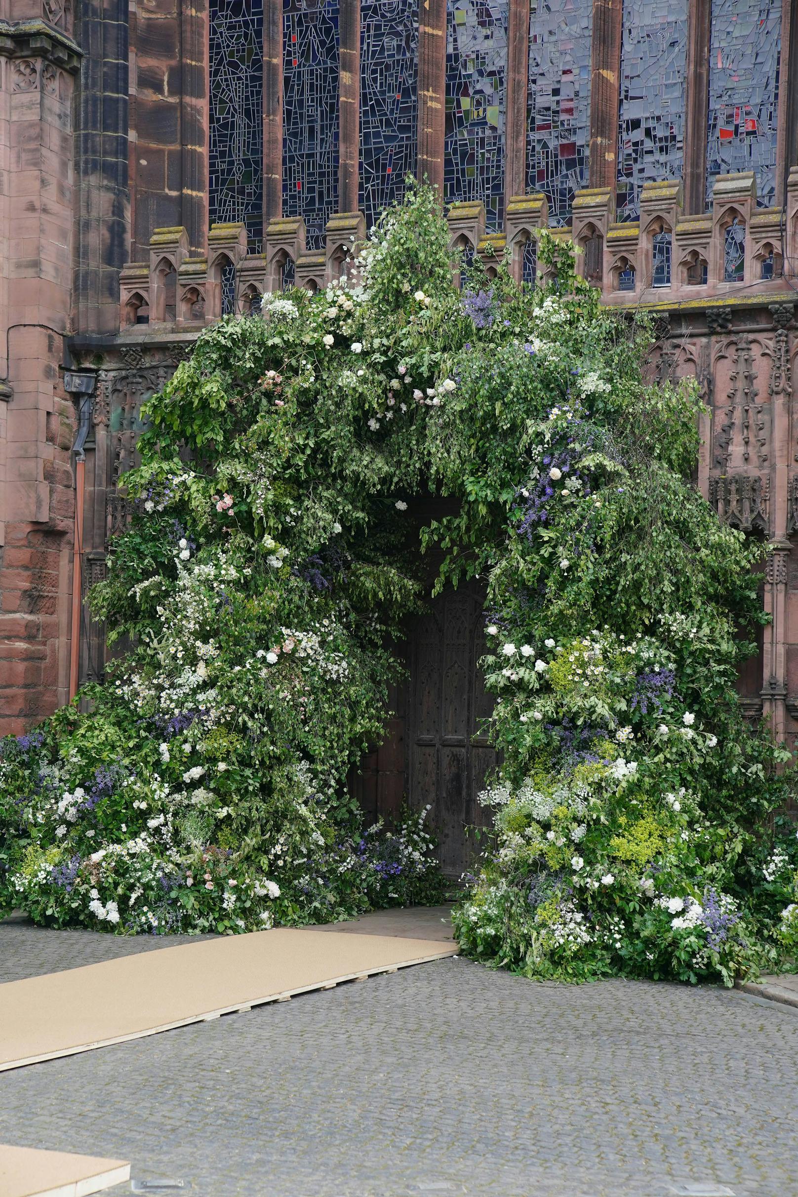 Dieses üppige Blumenbouquet schmückt den Eingang zur Kathedrale.