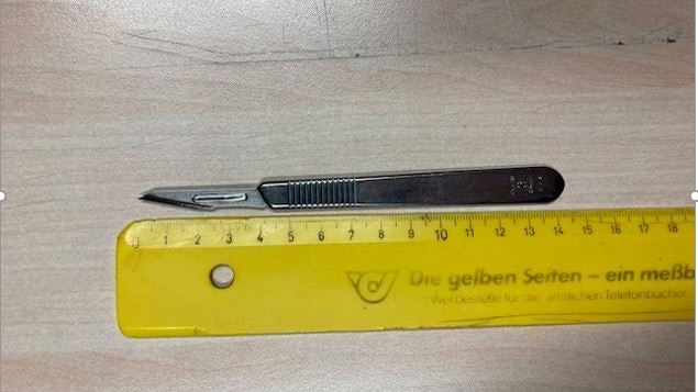 Bei der Durchsuchung des Mannes konnte auch dieses Skalpell sichergestellt werden. 