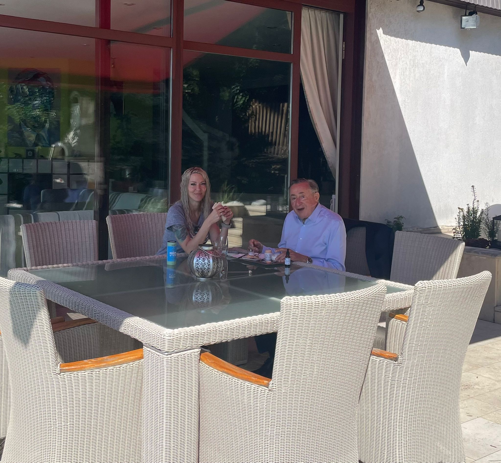 Simone und Richard Lugner essen gemeinsam auf ihrer Terrasse
