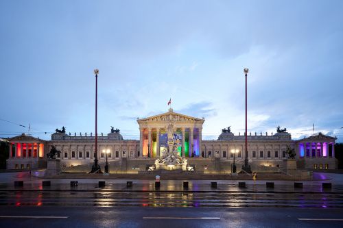 Vienna Pride Beleuchtung am Parlamentsgebäude