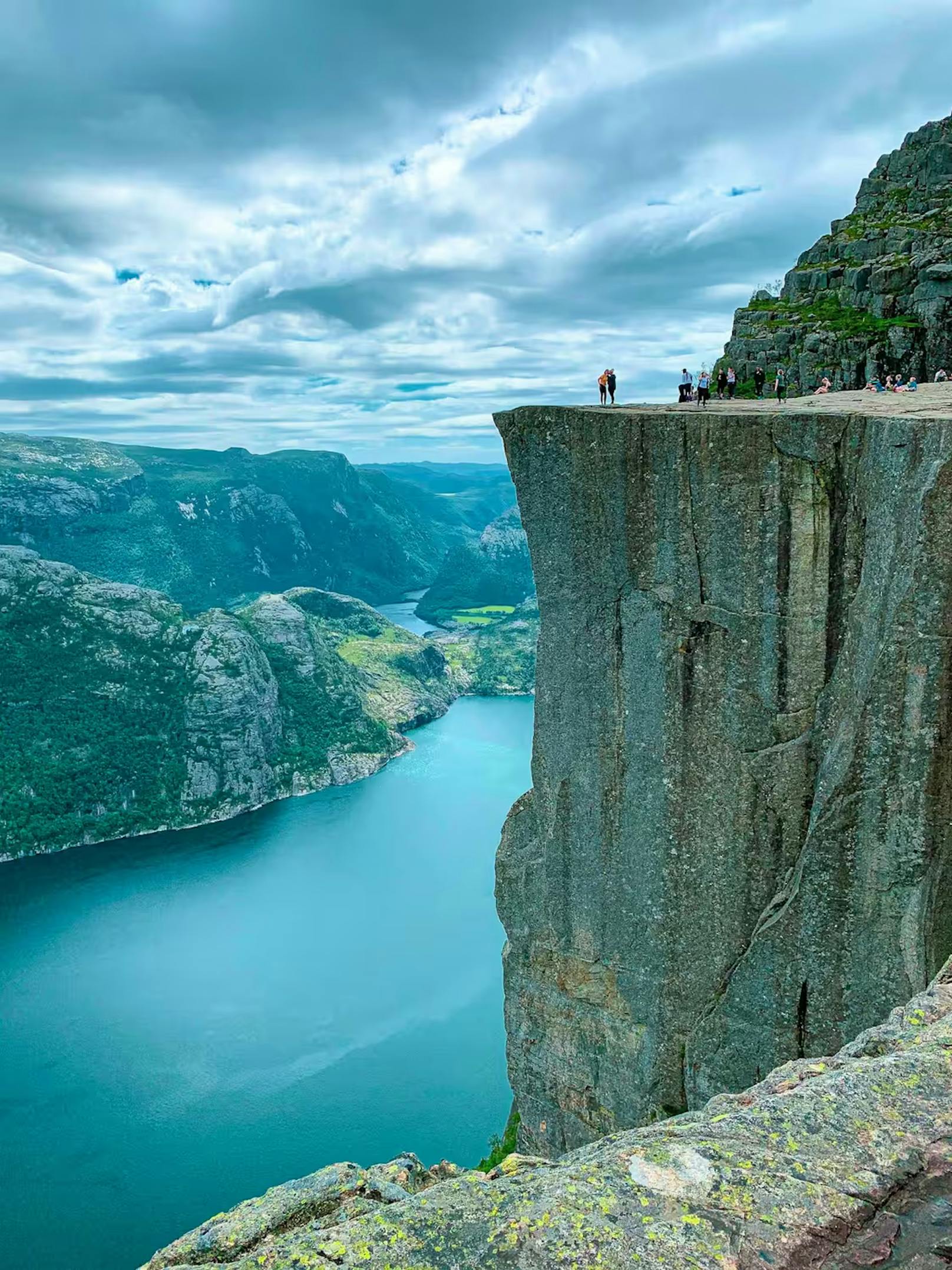 Ein Mann stürzte am Montag vom 604 Meter hohen Preikestolen in Norwegen und verstarb.