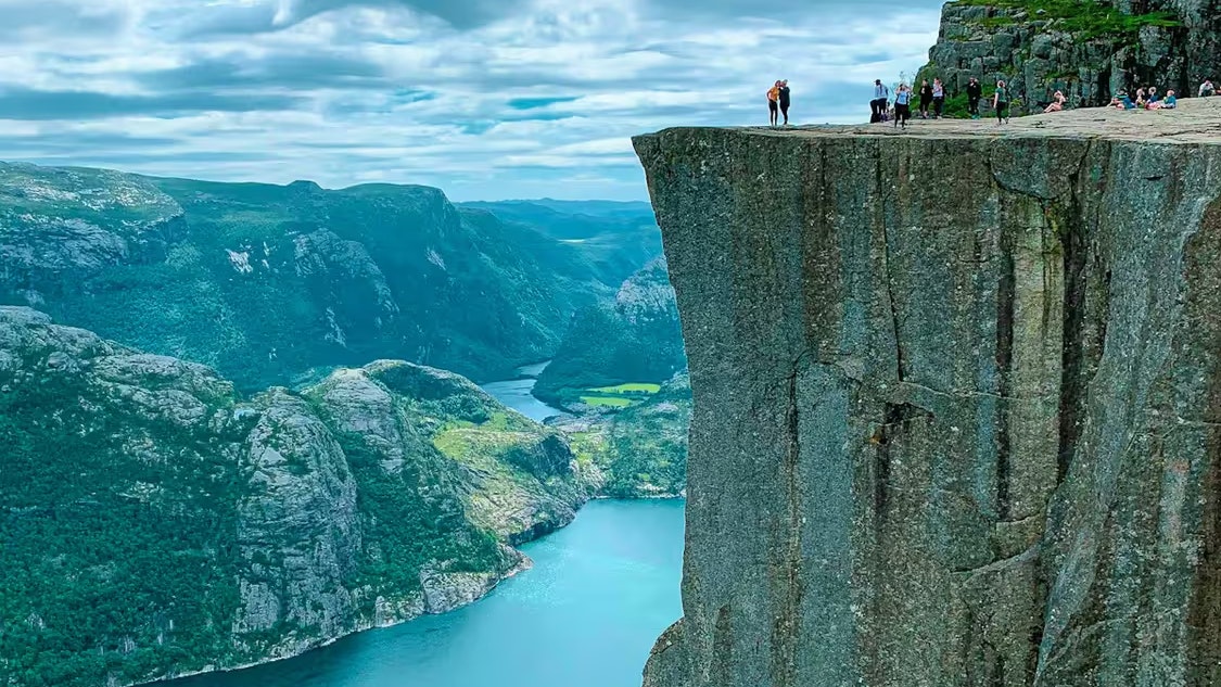 Heute.at - Mann stürzt von berühmter Mission-Impossible-Klippe