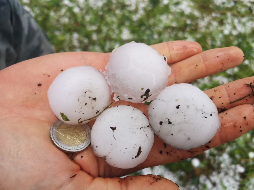 Hagelkörner mit 3 bis 4cm Durchmesser wurden aus Gleinstätten (Bezirk Leibnitz) gemeldet.