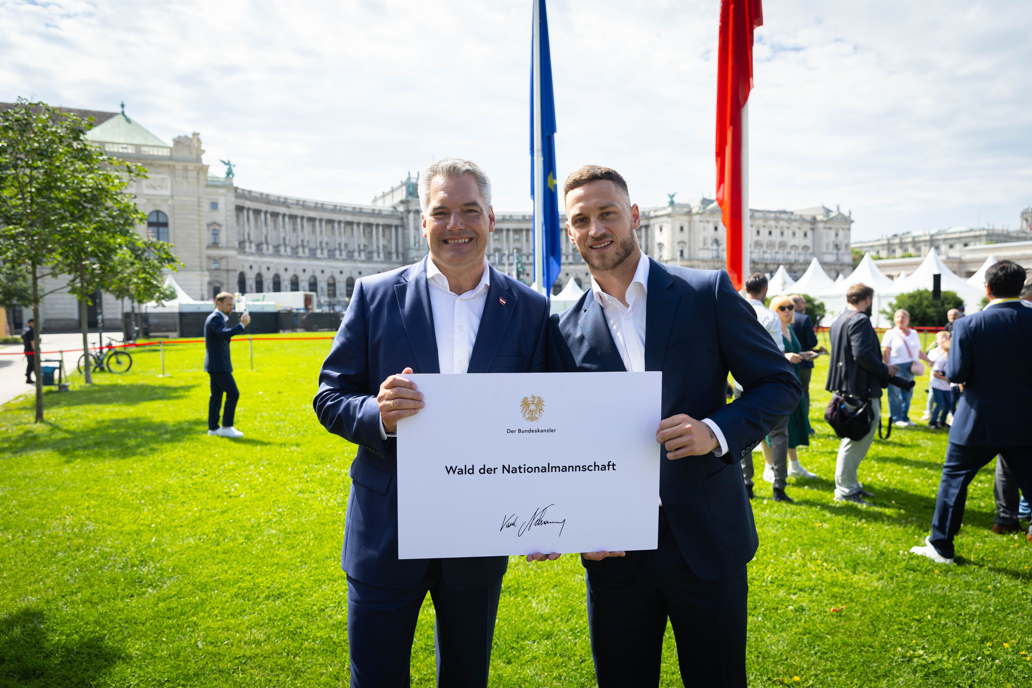 Bundeskanzler Karl Nehammer und Marko Arnautovic: Für jeden Spieler und Trainer wird ein Baum im Augarten gepflanzt