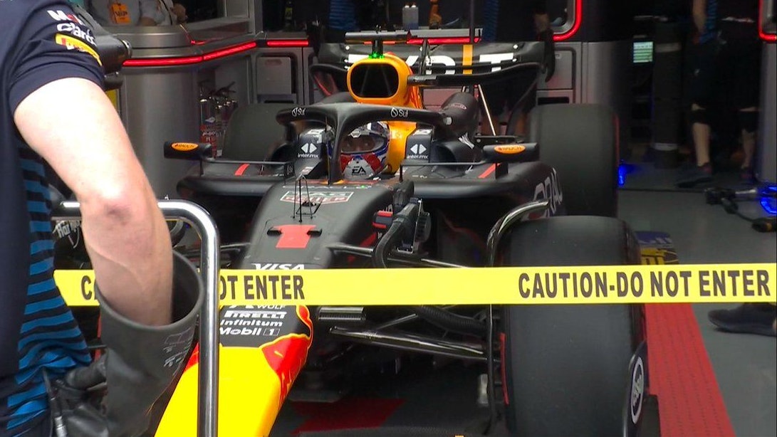 Der Bolide von Red-Bull-Star Max Verstappen in der Boxengasse. 