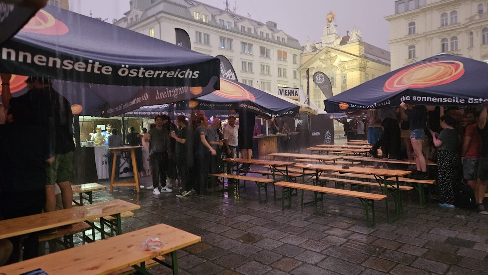 Heftige Unwetter in Wien. "Heute"-Leser teilen ihre Gewitter-Fotos.