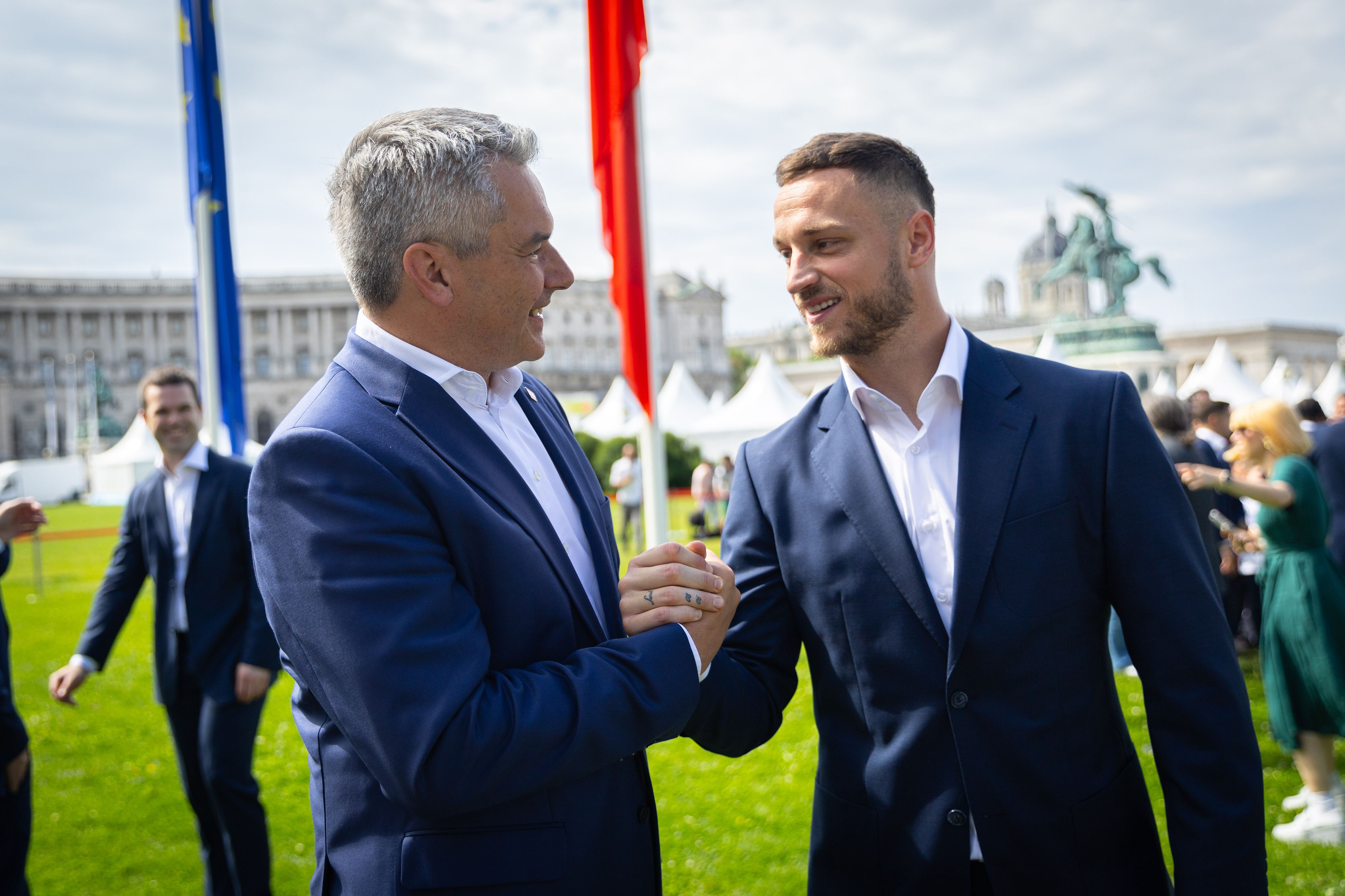 Bundeskanzler Karl Nehammer verabschiedet Marko Arnautovic mit gewohnt festem Händedruck Richtung EURO.