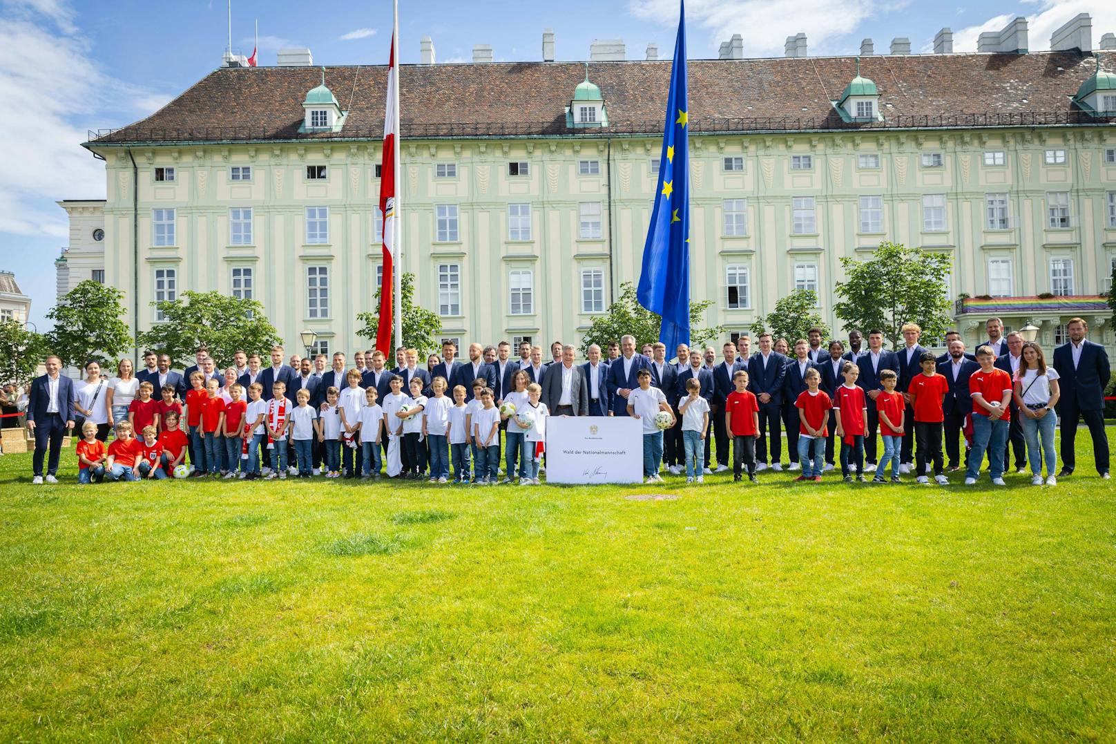 Bundespräsident Van der Bellen, Kanzler Nehammer, Vizekanzler und Sportminister Kogler verabschieden das Nationalteam vor der EURO.