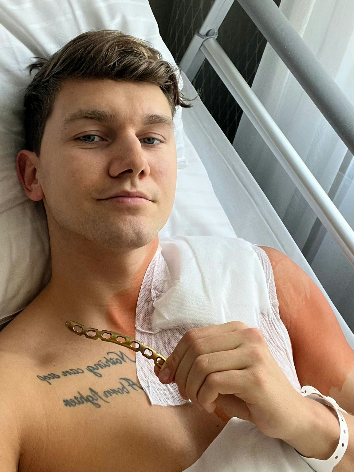 Ex-Mister-Austria Roman Schindler zeigt die Platte, die ihm entfernt wurde