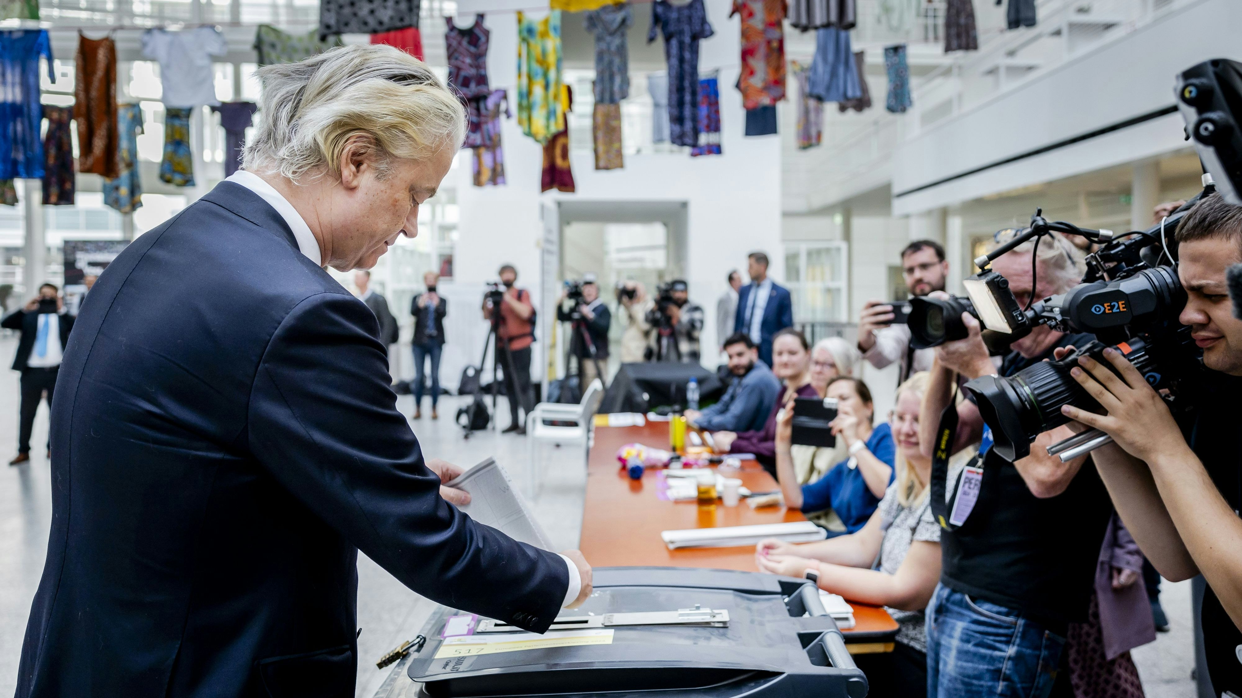 Die Niederlande , hier der rechte Geert Wilders bei der Stimmabgabe, haben schon gewählt