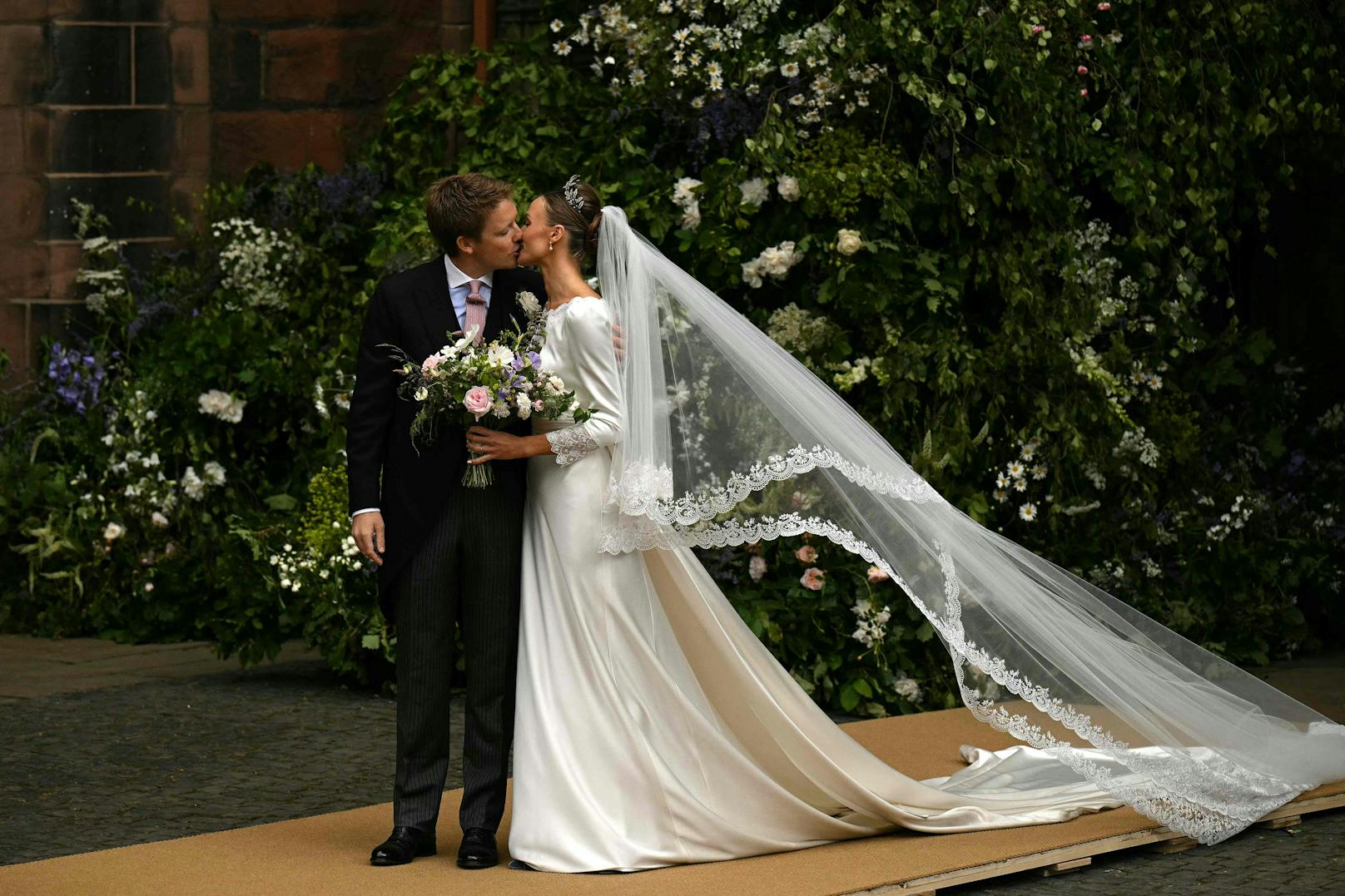Der Bräutigam Hugh Grosvenor, Duke of Westminster, und die Braut Olivia Henson küssen sich nach ihrer Trauung in der Kathedrale von Chester in Chester.