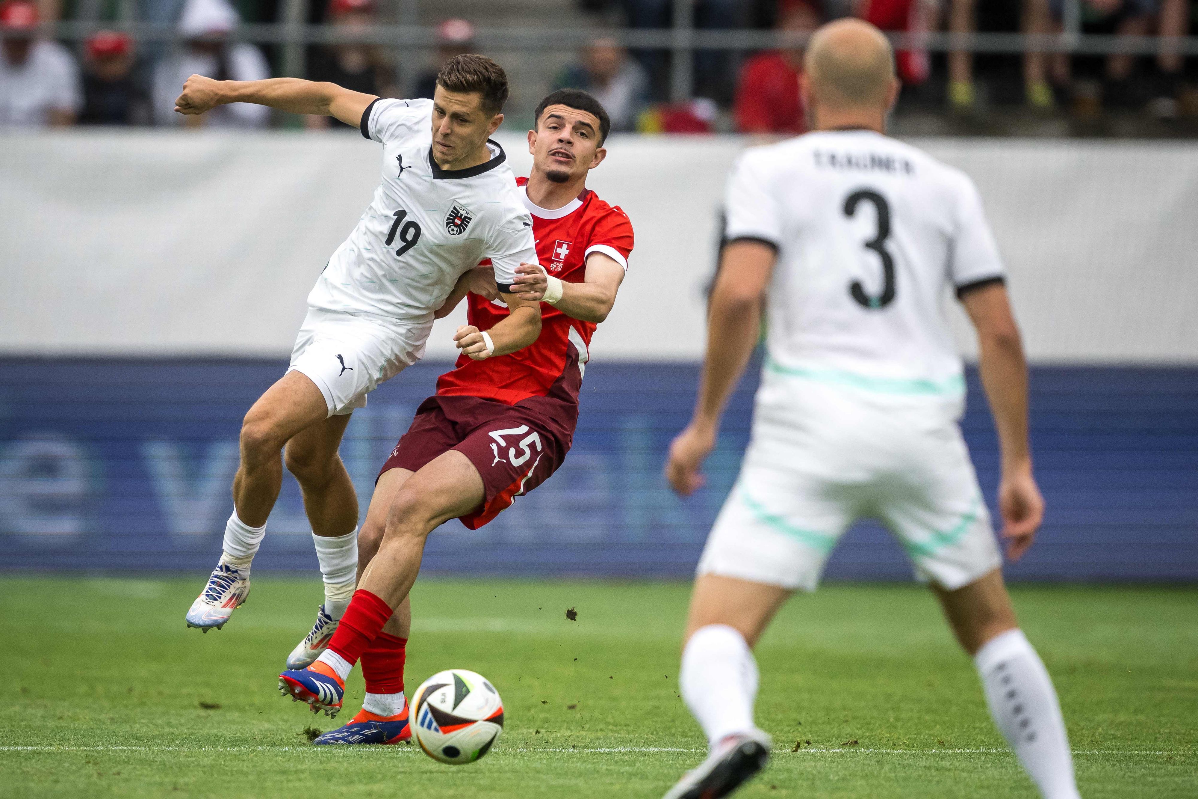 Österreichs Führungstorschütze Christoph Baumgartner gegen die Schweiz. 