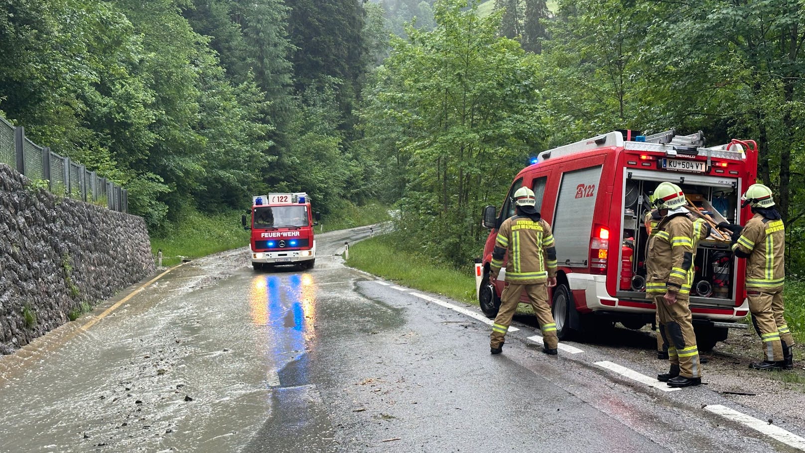 ... zu Vermurungen auf der L 5 – der Alpbacher Landesstraße – zwischen Reith und Alpbach.