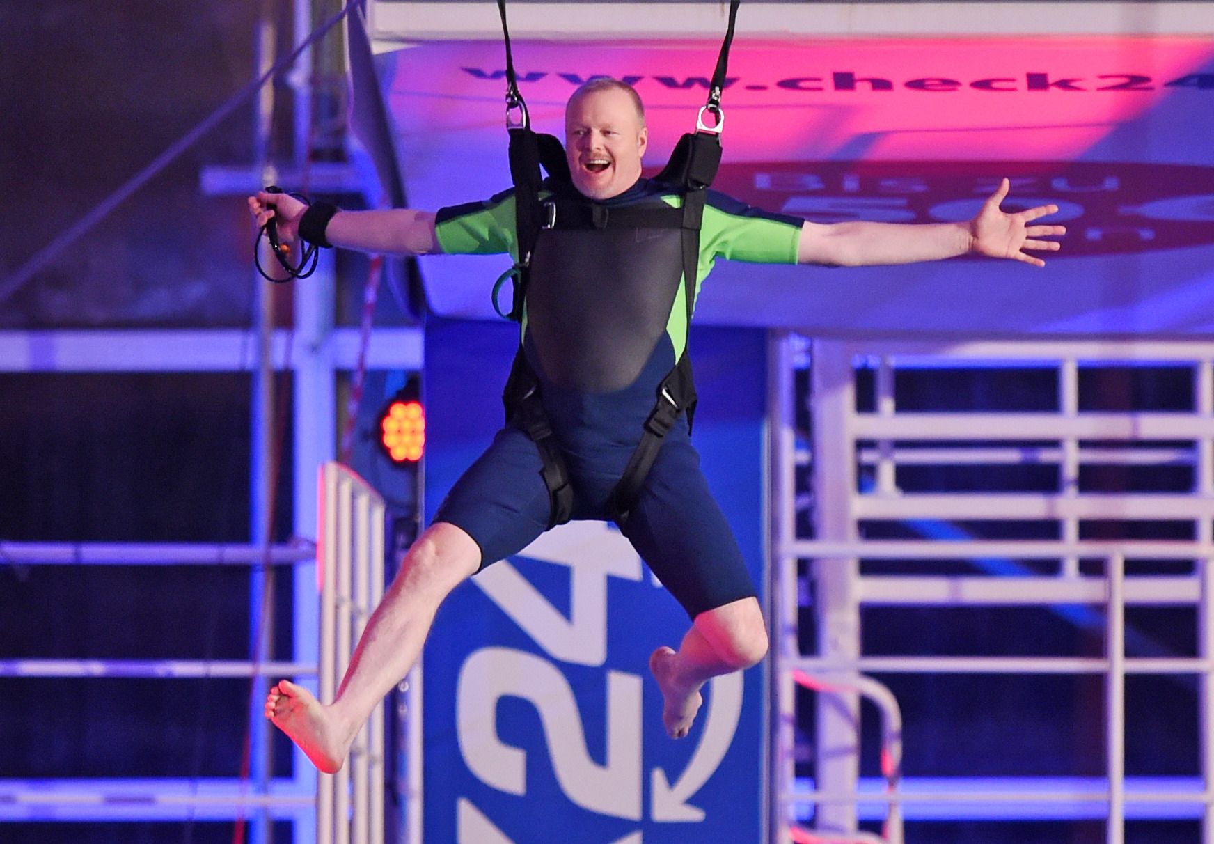 Entertainer Stefan Raab seilt sich während der Fernsehshow „TV Total Turmspringen“ im Olympia-Schwimmbad in München ab.