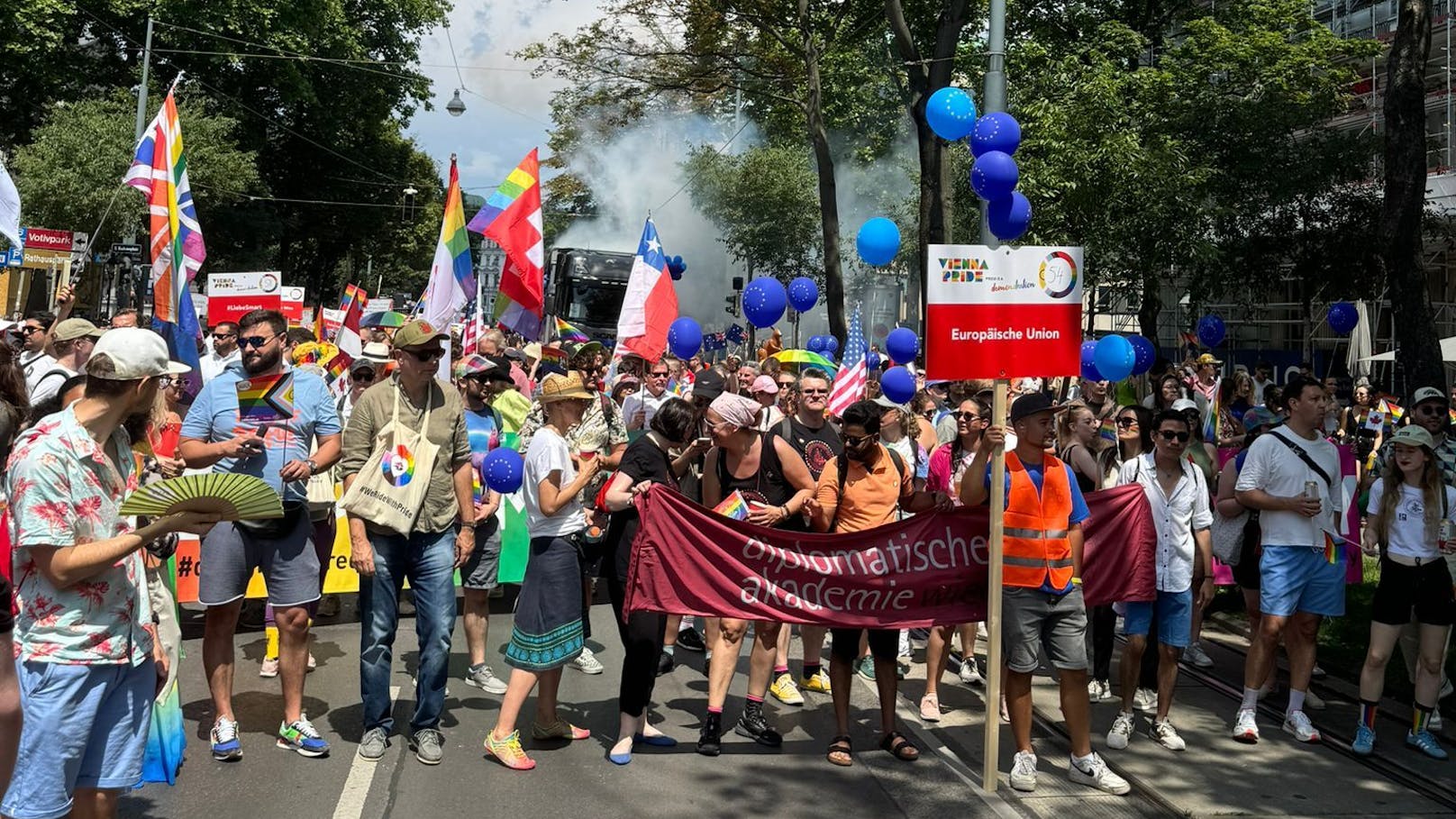 Guten Stimmung bei der bunten Demo in der Wiener City