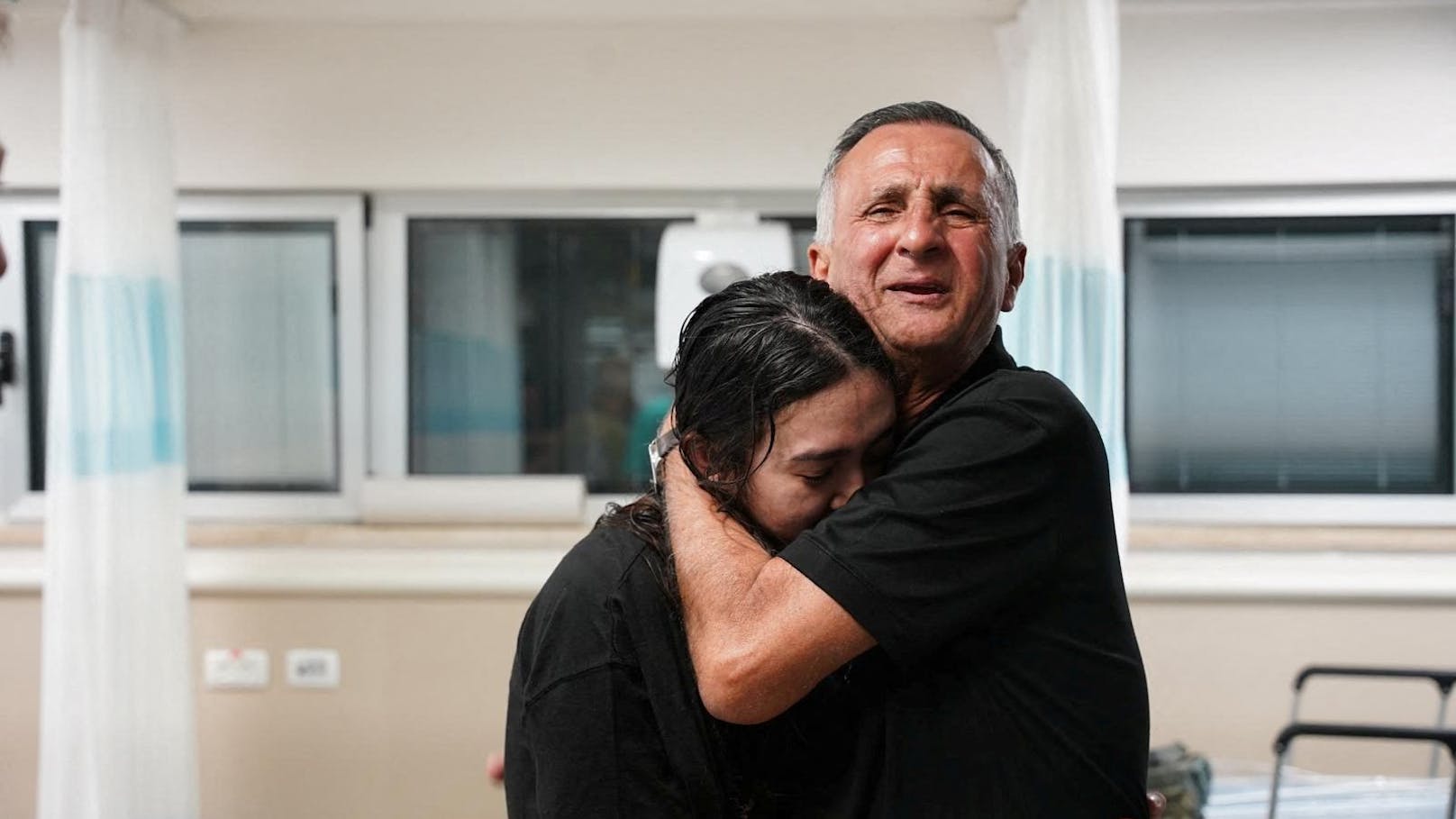 Nach der Befreiung umarmt Noa Argamani ihren Vater Yakov Argamani.
