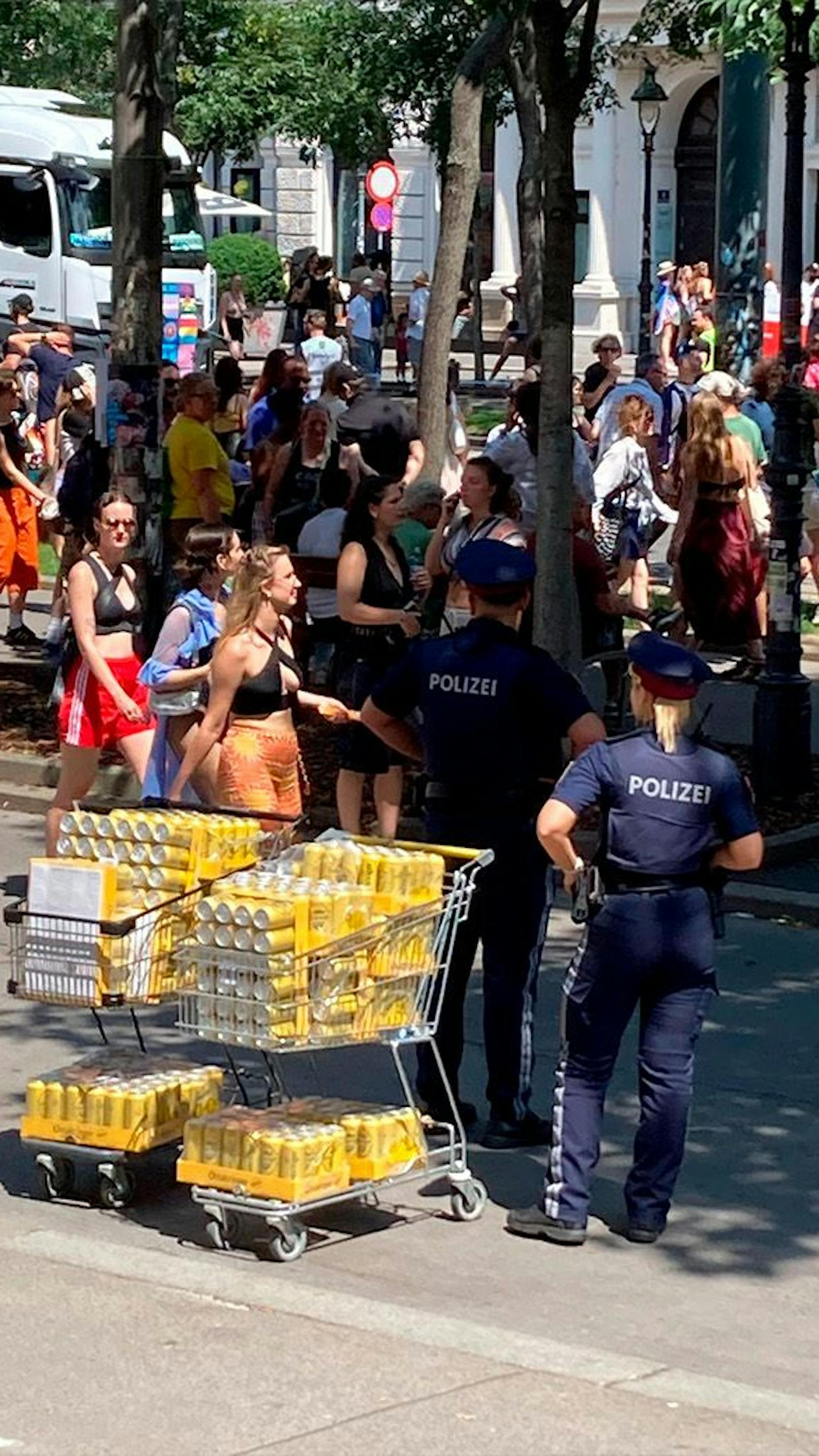 Bier-Razzia! Polizei greift bei Regenbogen-Parade durch