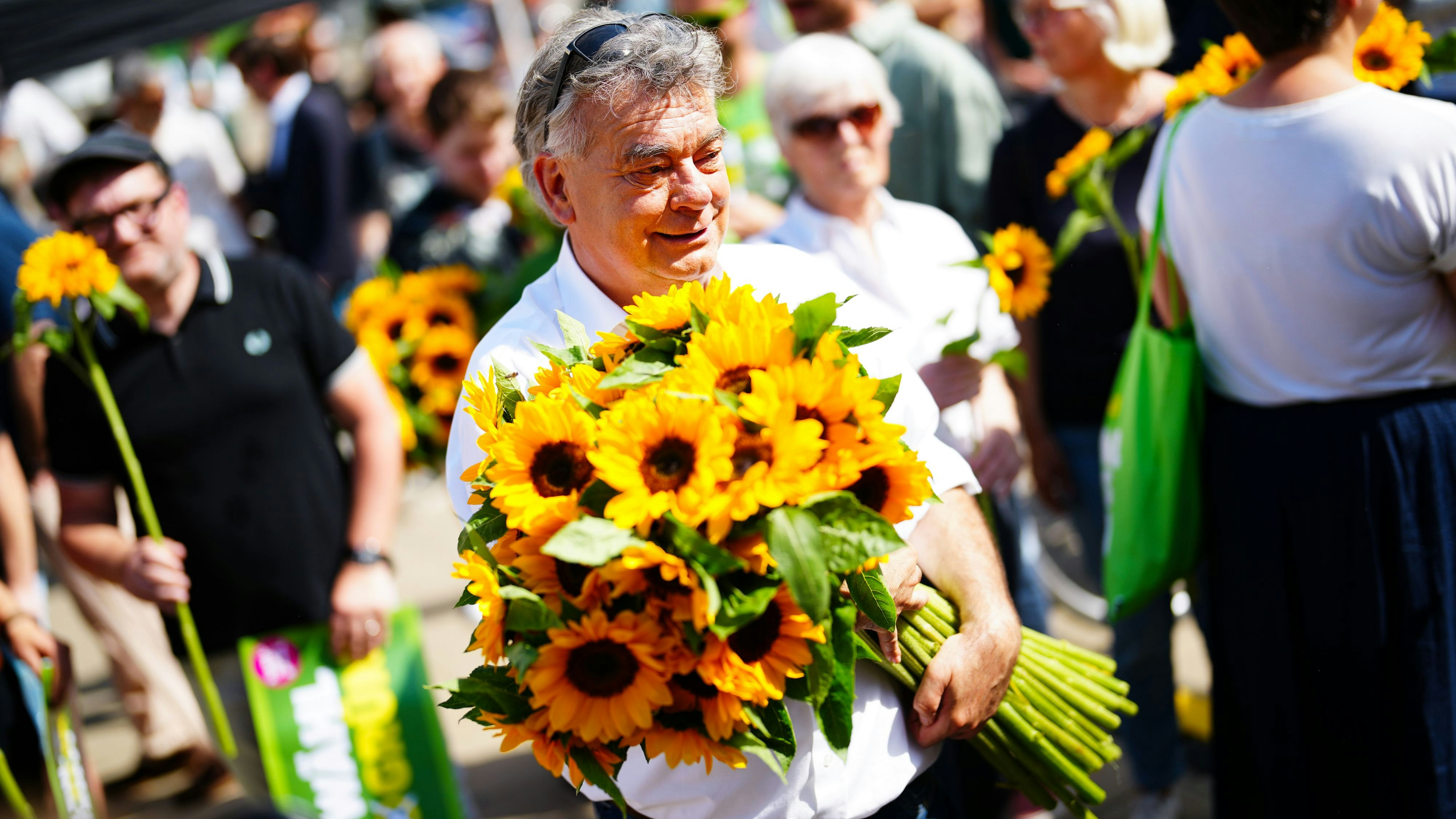 Grünen-Chef Werne Kogler als Blumenkind auf der Vienna Pride