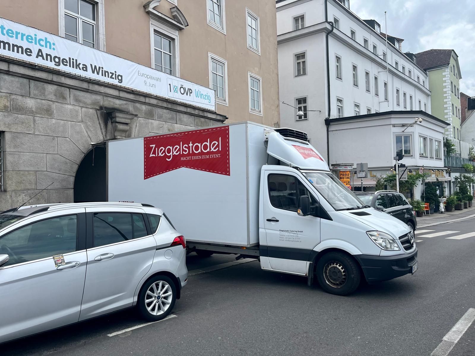 Bei der OÖVP fuhr am Sonntag zu Mittag ein Catering-Wagen vor.
