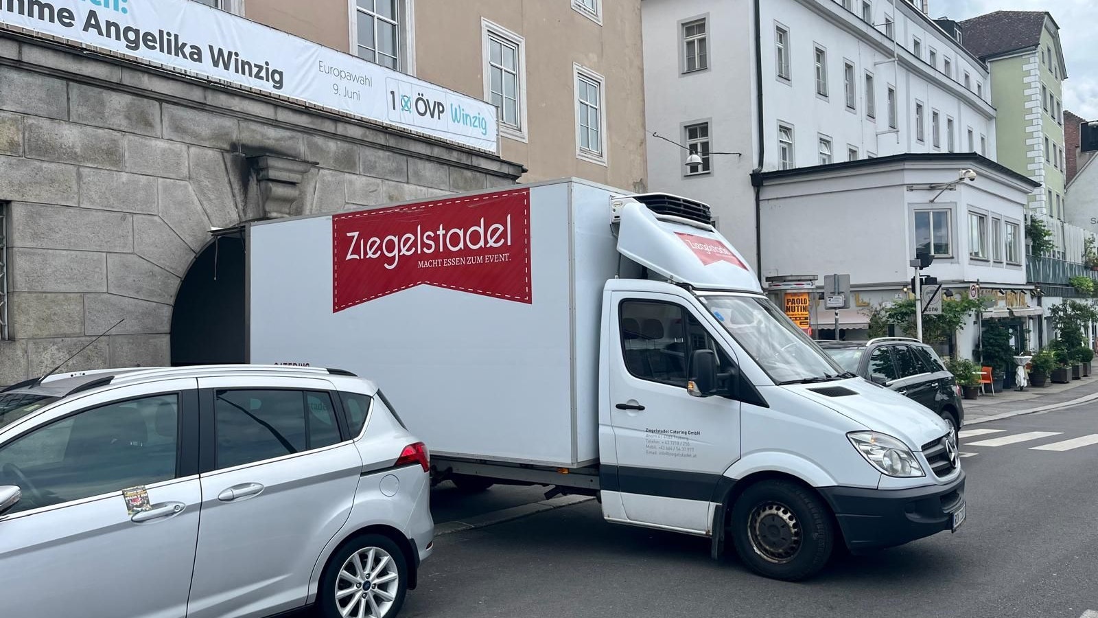 Bei der OÖVP fuhr am Sonntag zu Mittag ein Catering-Wagen vor.