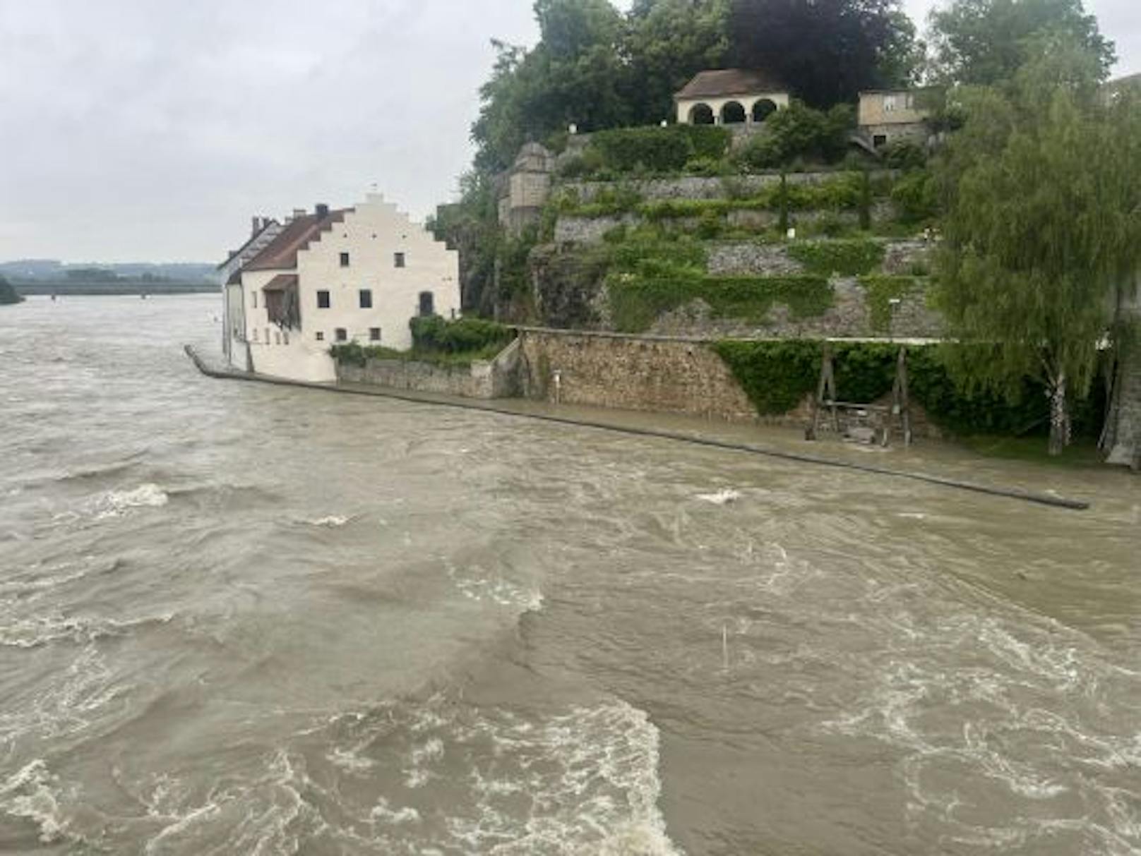 In Schärding stieg der Inn vergangene Woche gefährlich über die Ufer. Zu Wochenbeginn droht nun ein ähnlich hoher Pegelstand.