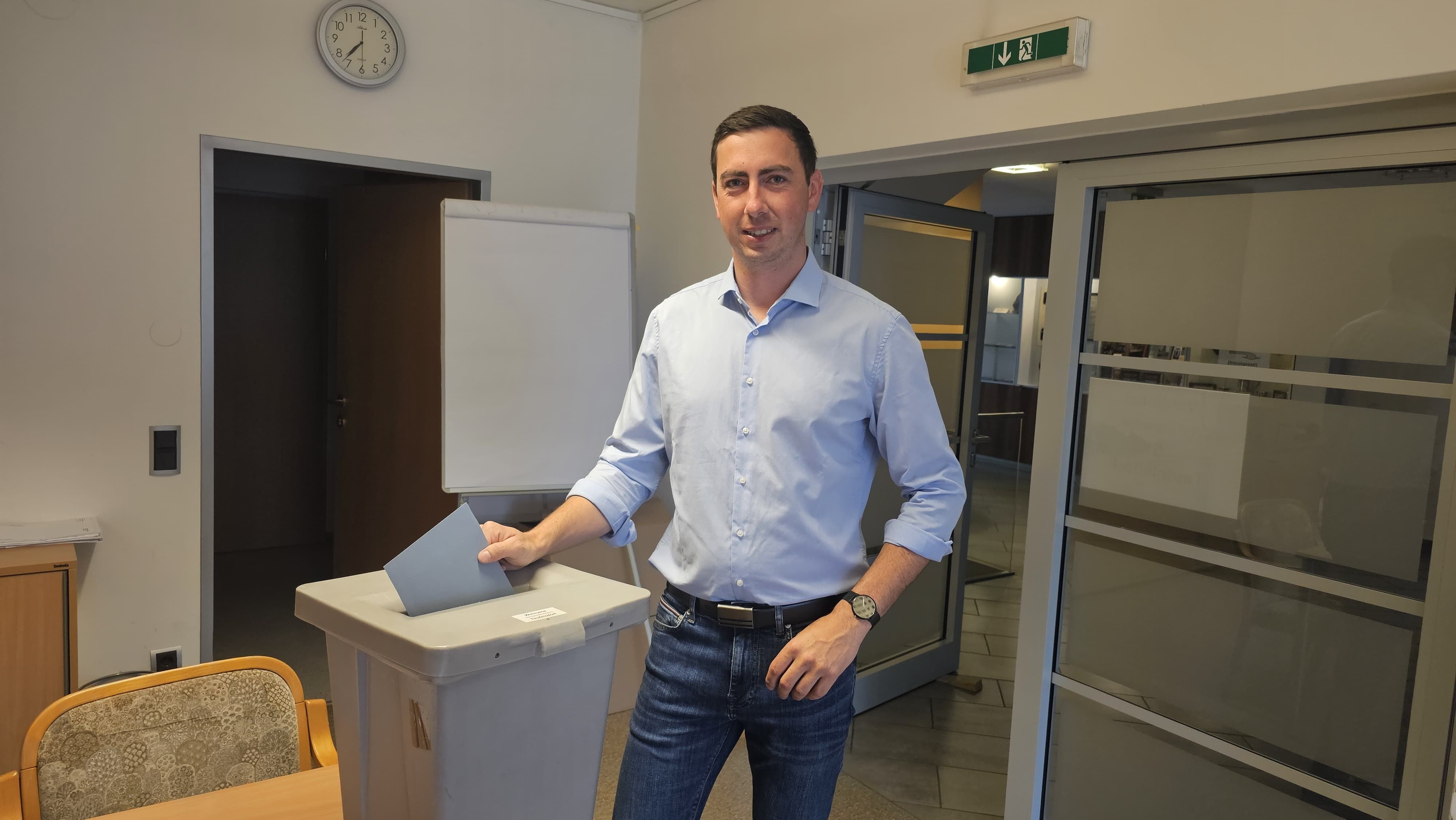 Alexander Bernhuber ging im Gemeindeamt in Kilb wählen.