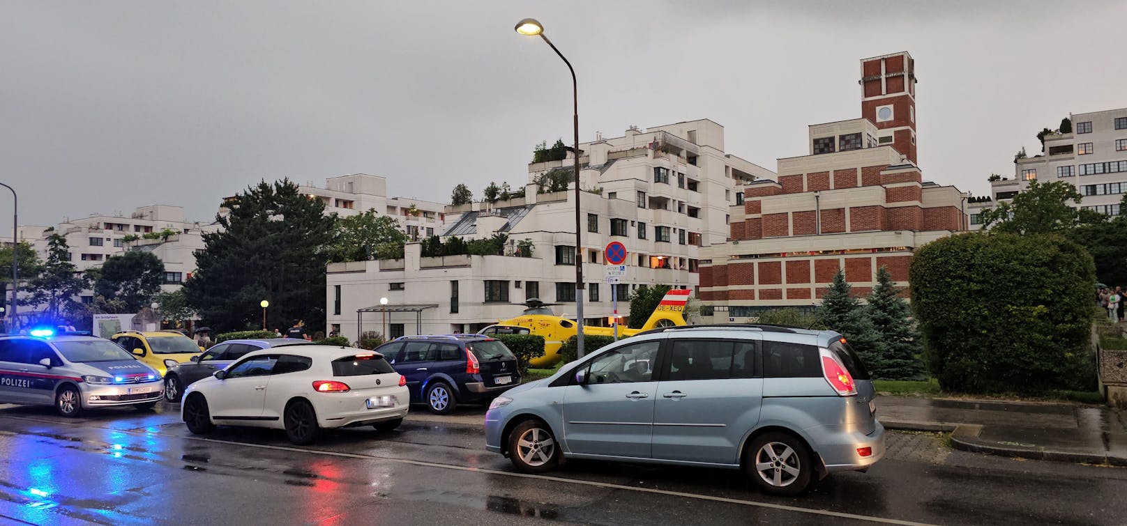 Großer Rettungseinsatz in Meidling: Ein Bub verletzte sich beim Schaukeln.