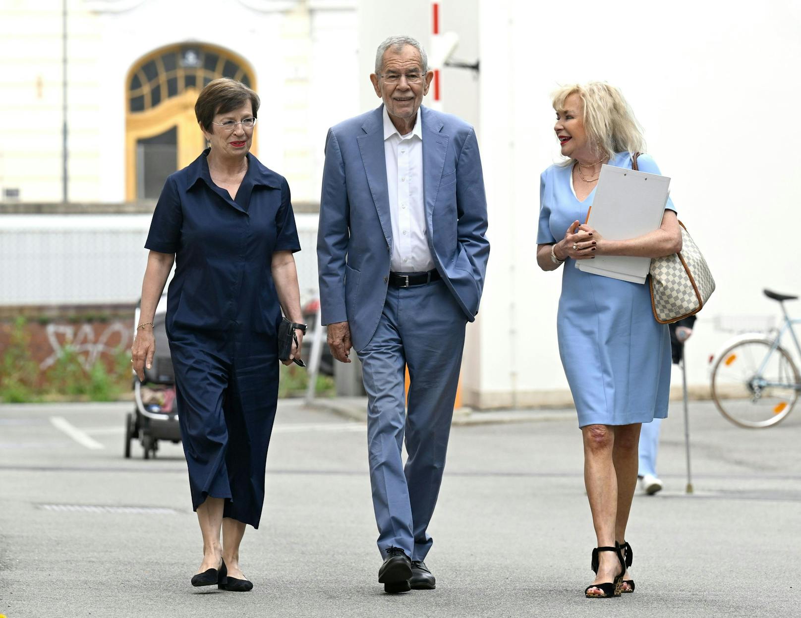 Bundespräsident Alexander Van der Bellen und seine Ehefrau Doris Schmidauer auf dem Weg zum Wahllokal.