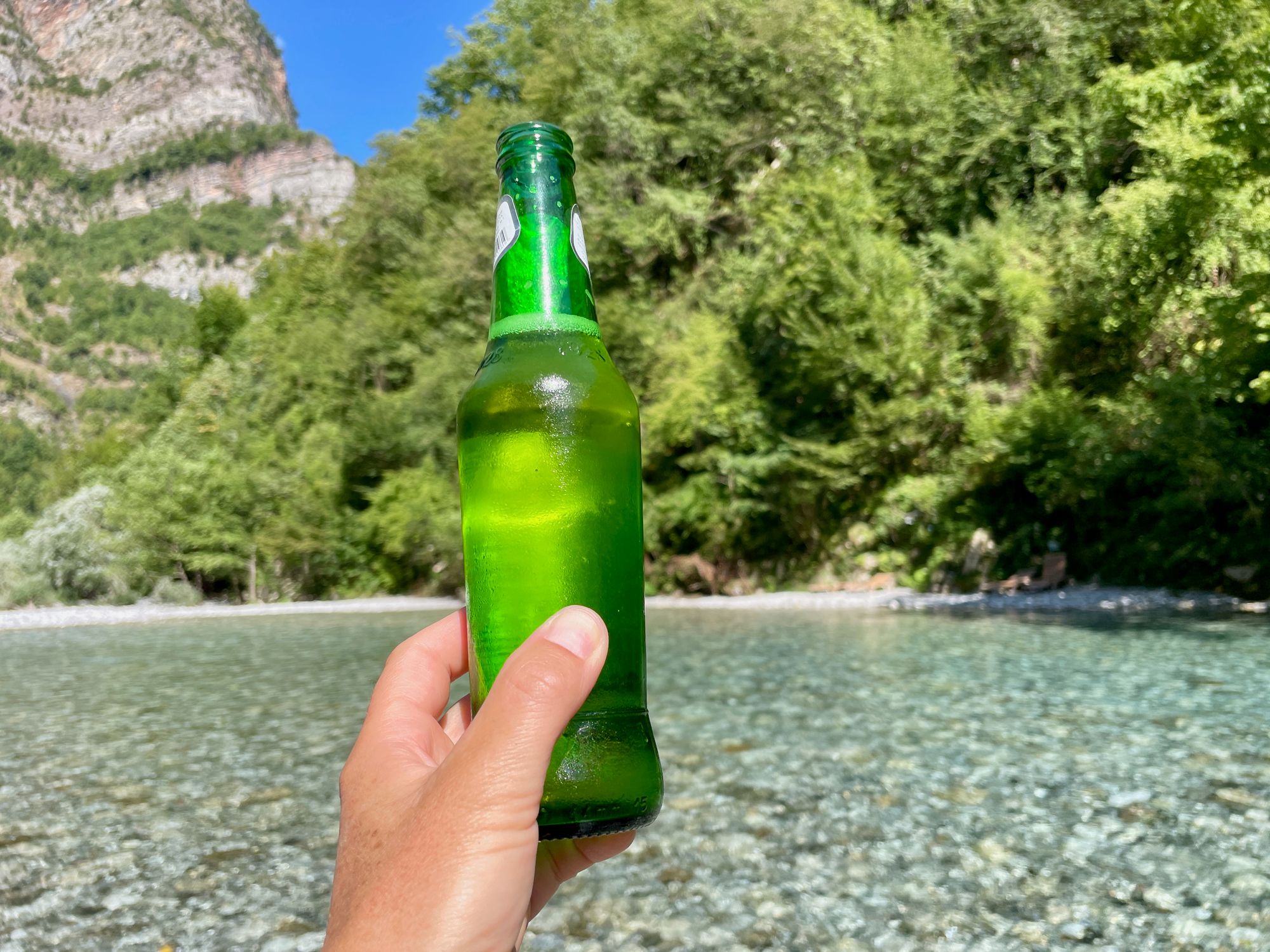 Tiroler stürzte beim Bierholen in Fluss. 