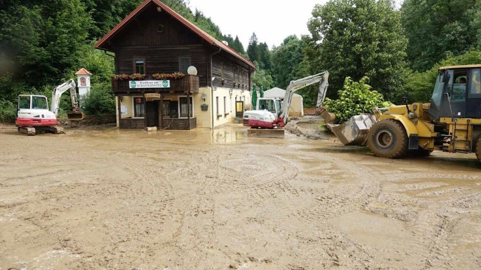 Aus der Steiermark sind mehrere Katastrophenhilfszüge ins Krisengebiet entsandt worden, um die örtlichen Kräfte zu unterstützen. 