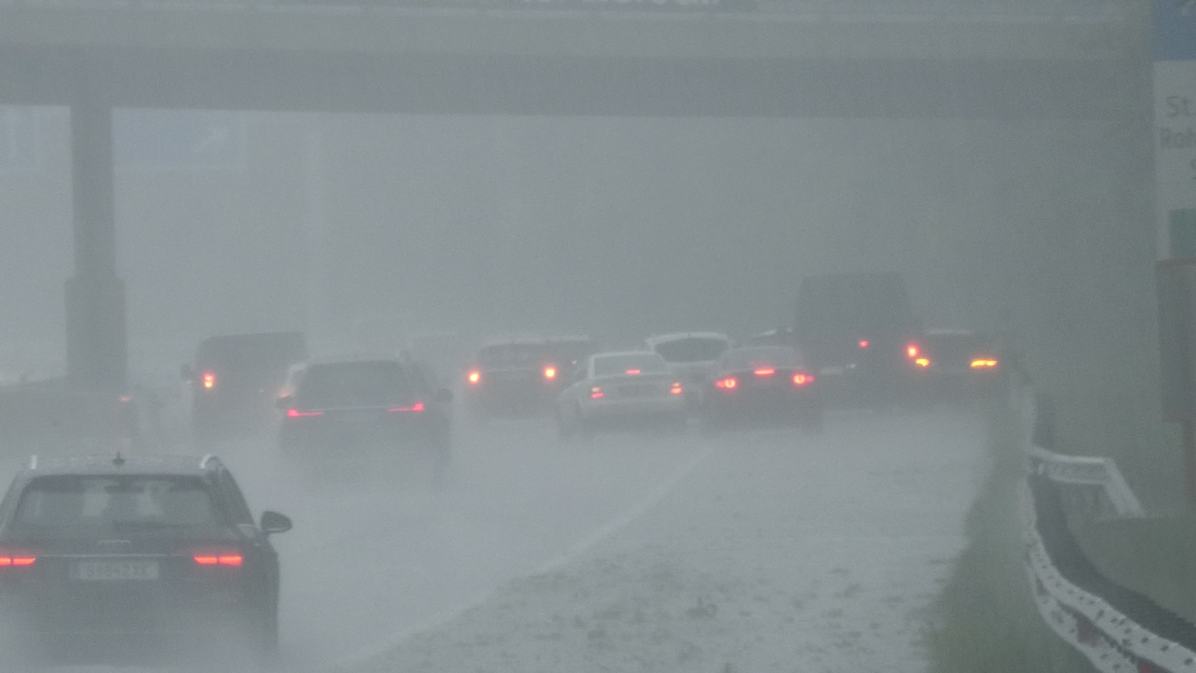 Hagelsturm in der Steiermark: Autofahrer retten sich in letzter Sekunde unter Tankstelle.