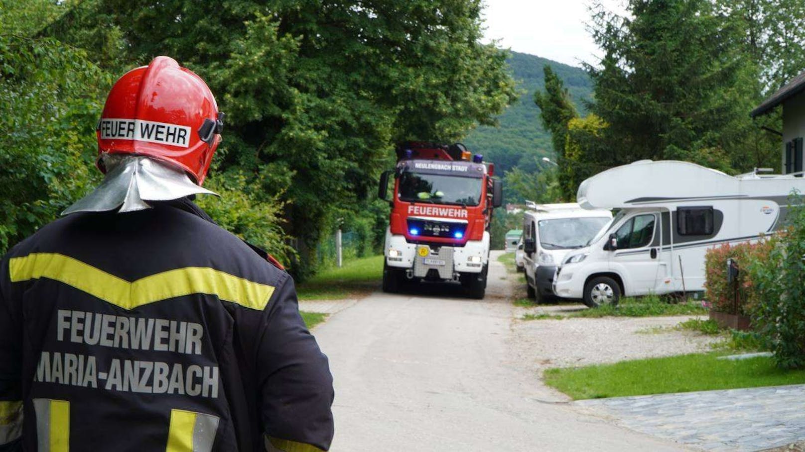 Der Baum drohte auf ein Gebäude zu stürzen. Die Feuerwehren Maria Anzbach und Neulengbach trugen ihn zur Sicherheit ab