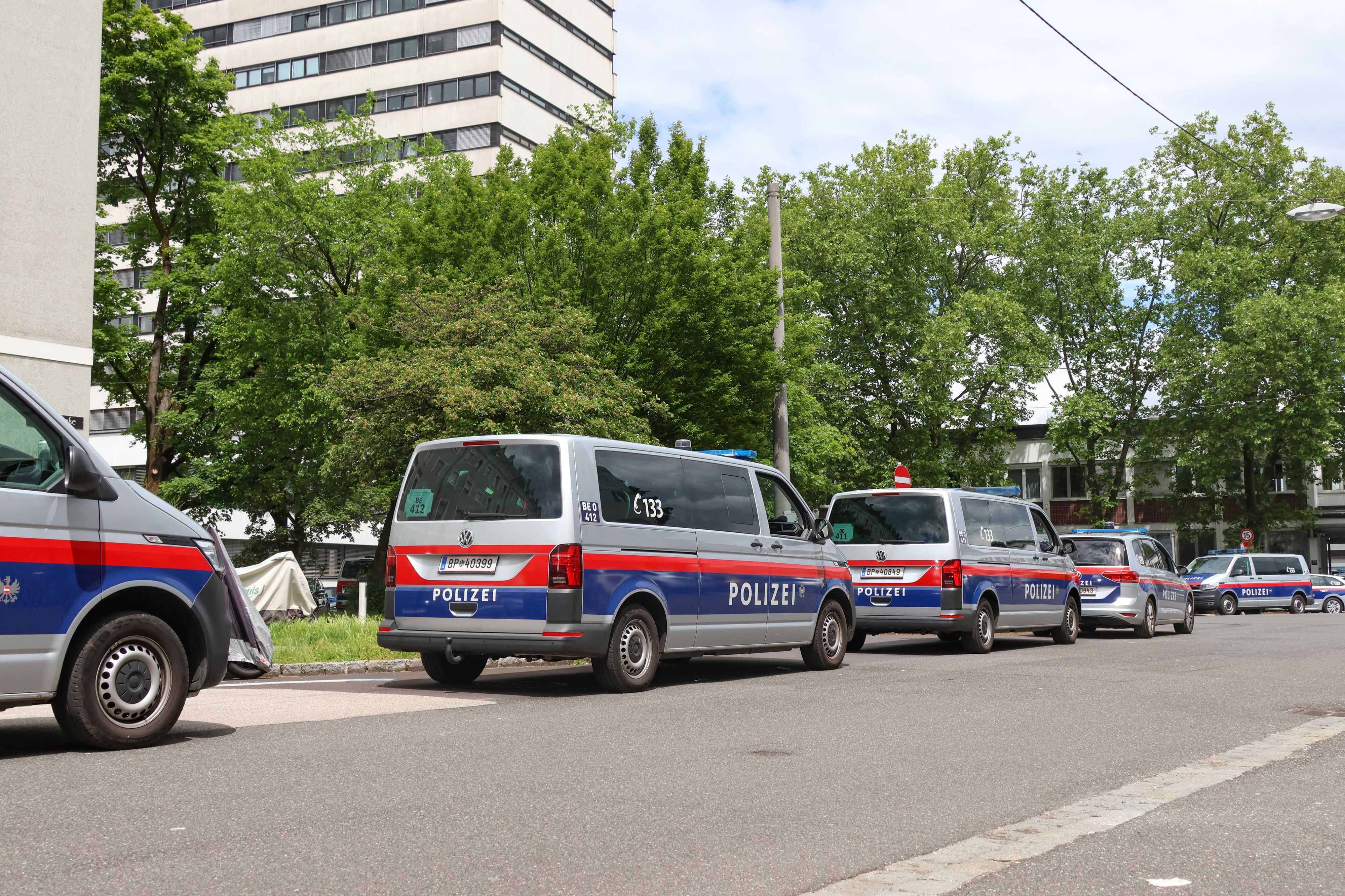 Am 22. Mai wurde das Polizeigebäude in der Nietzschestraße 33 wegen einer Bombendrohung geräumt.
