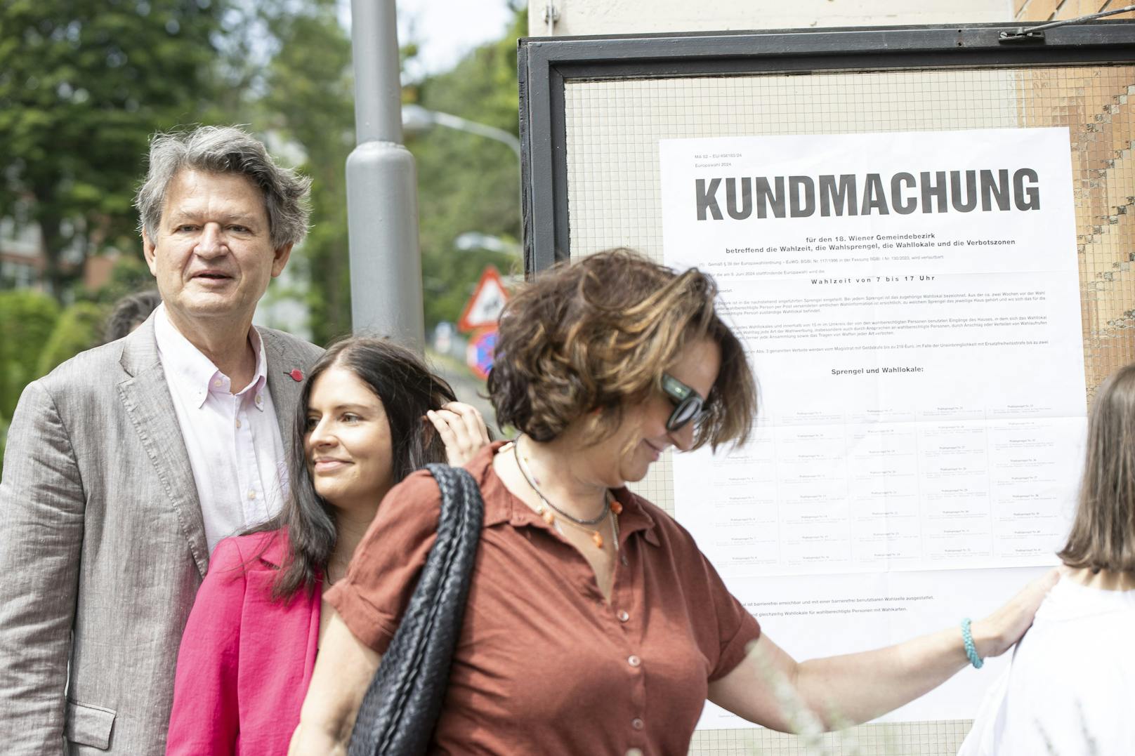 Keine Sonderbehandlung: Spitzenkandidat Helmut Brandstätter (NEOS/l.) mit Ehefrau Patricia Pawlick und seinen Töchtern in der Schlange zur Stimmabgabe.